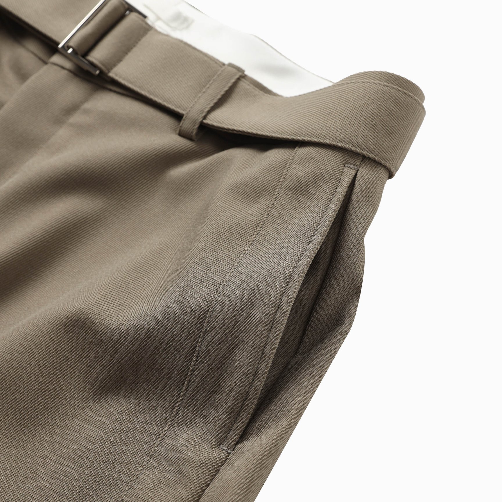 ベージュのビッグショーツのサイドポケット