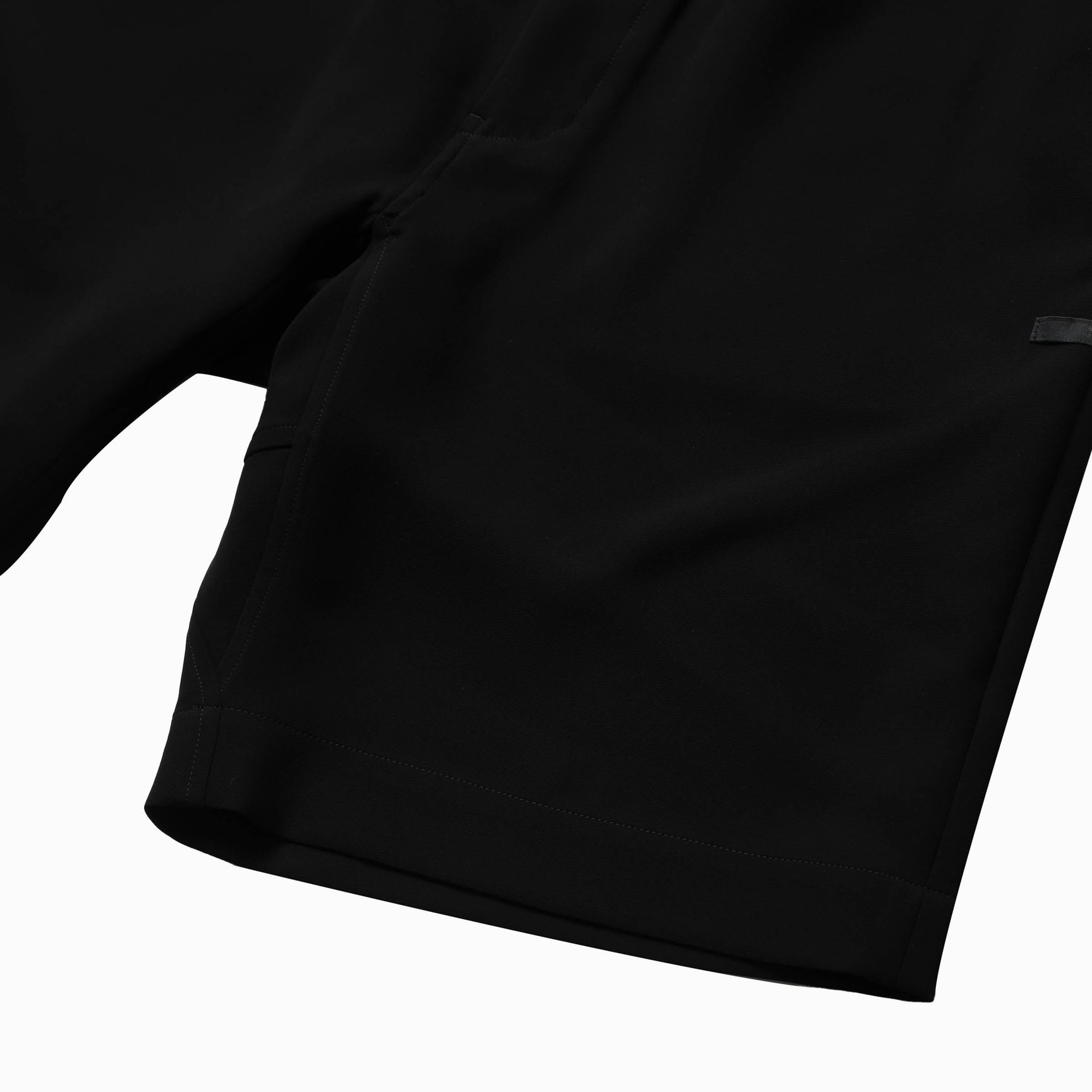 ブラックのハーフパンツの裾部分