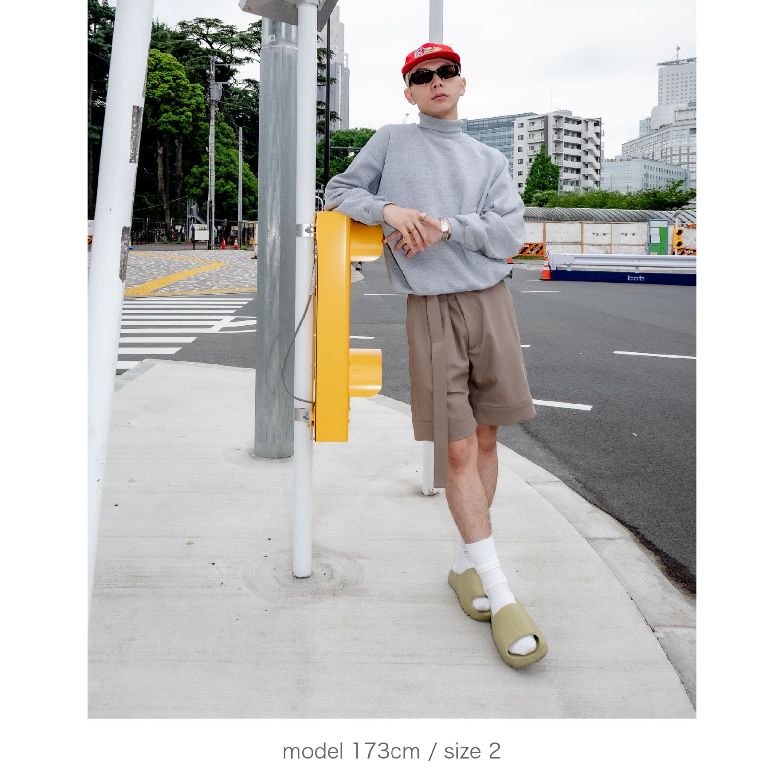 ベージュのビッグショーツを履いた男性モデル