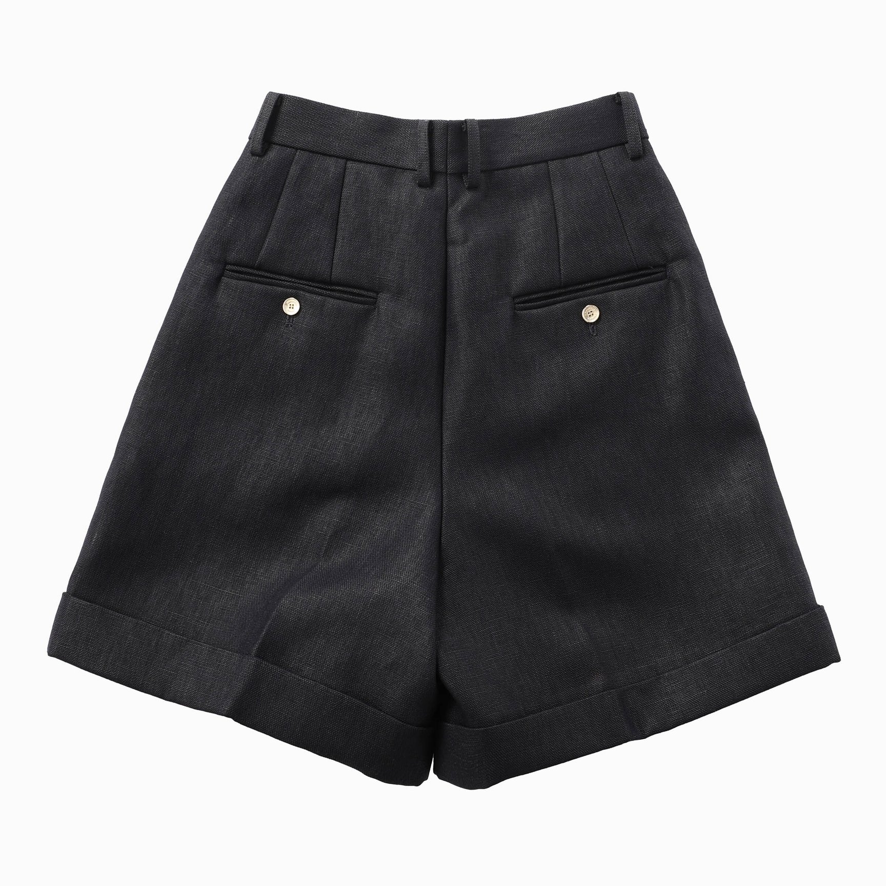 ブラックのツータックショートパンツのバック部分