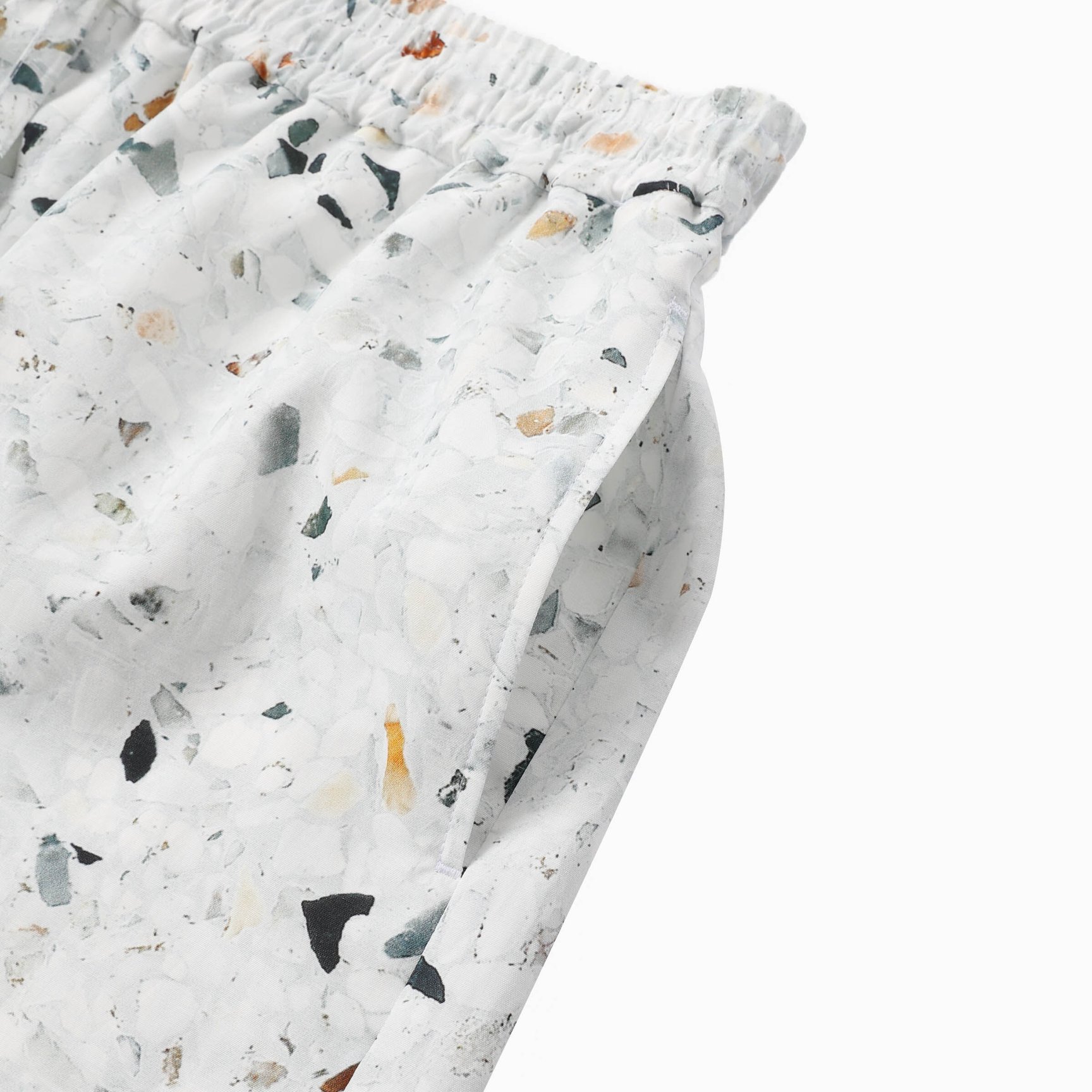 柄のハーフパンツのサイドポケット