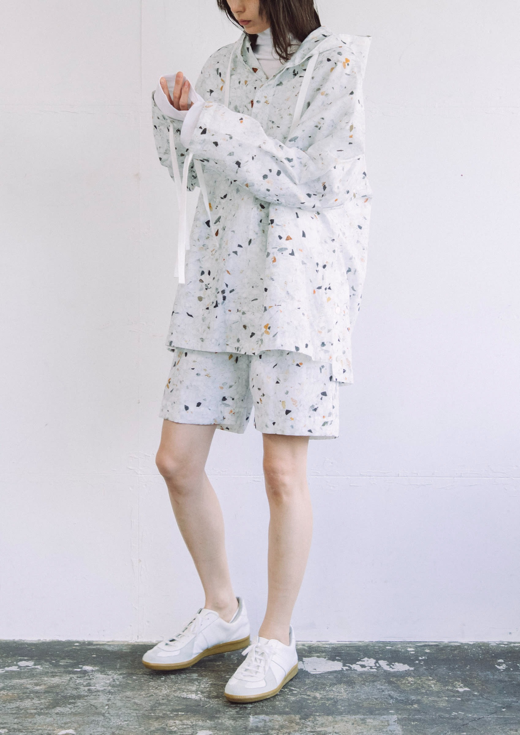 柄のセットアップを着たモデル