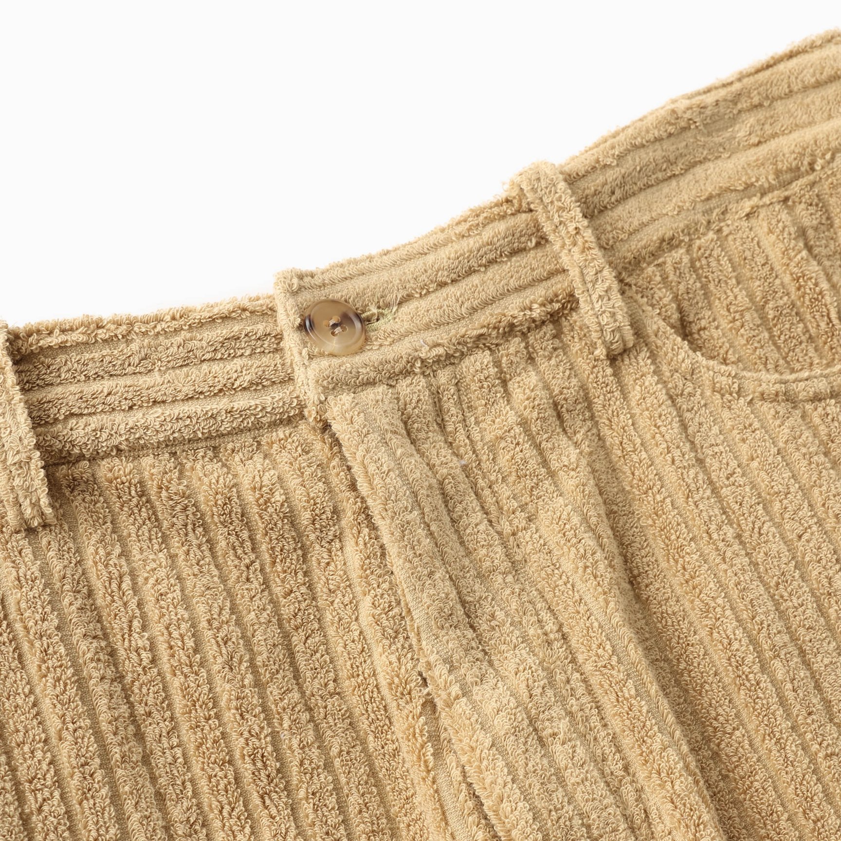 ベージュのパイルショーツのウエスト部分