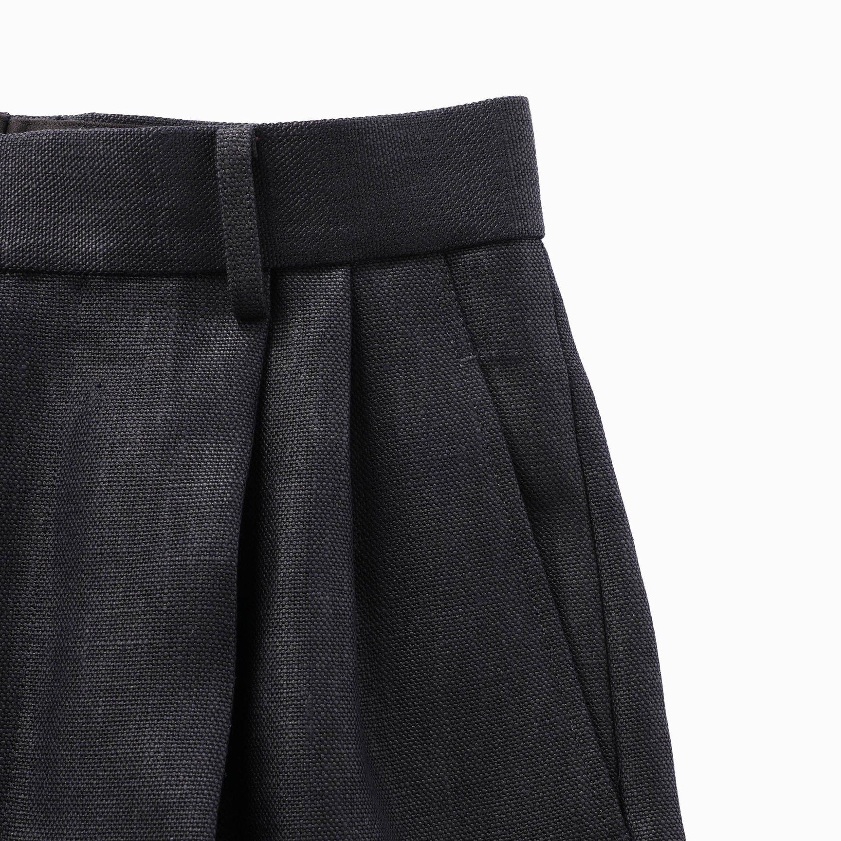 ブラックのツータックショートパンツのウエスト部分