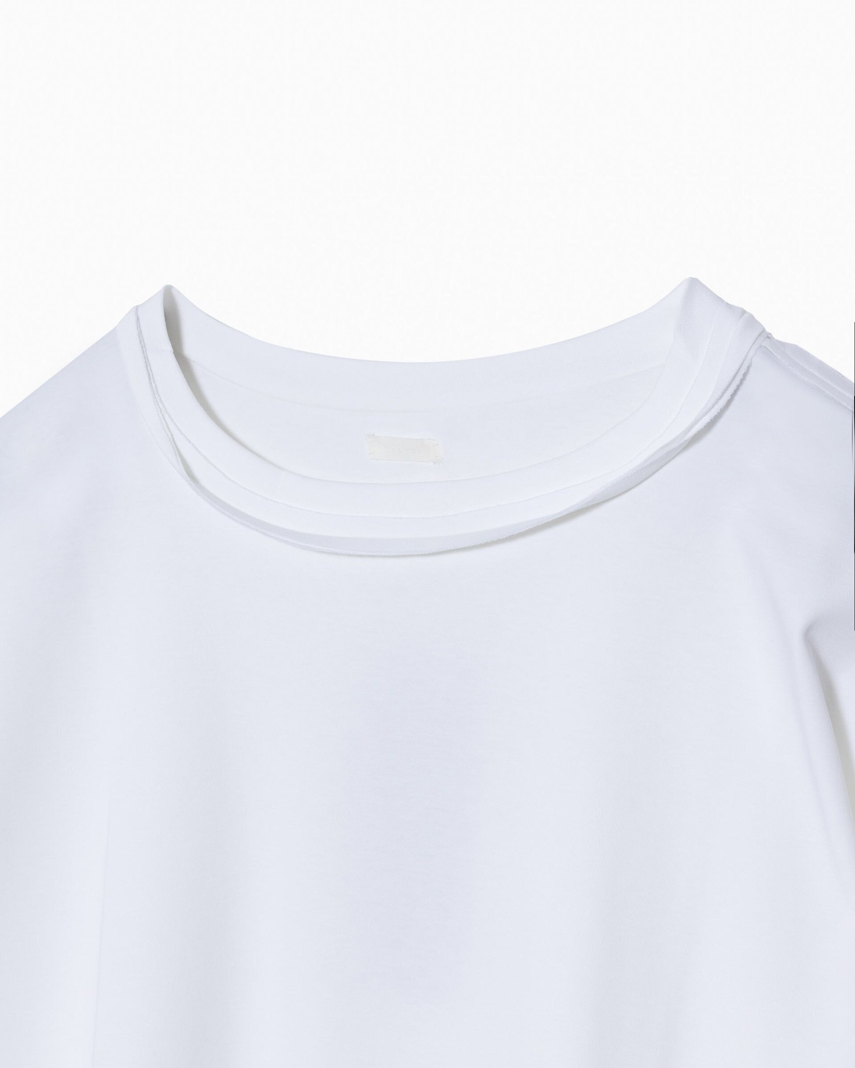 ホワイトTシャツの襟部分