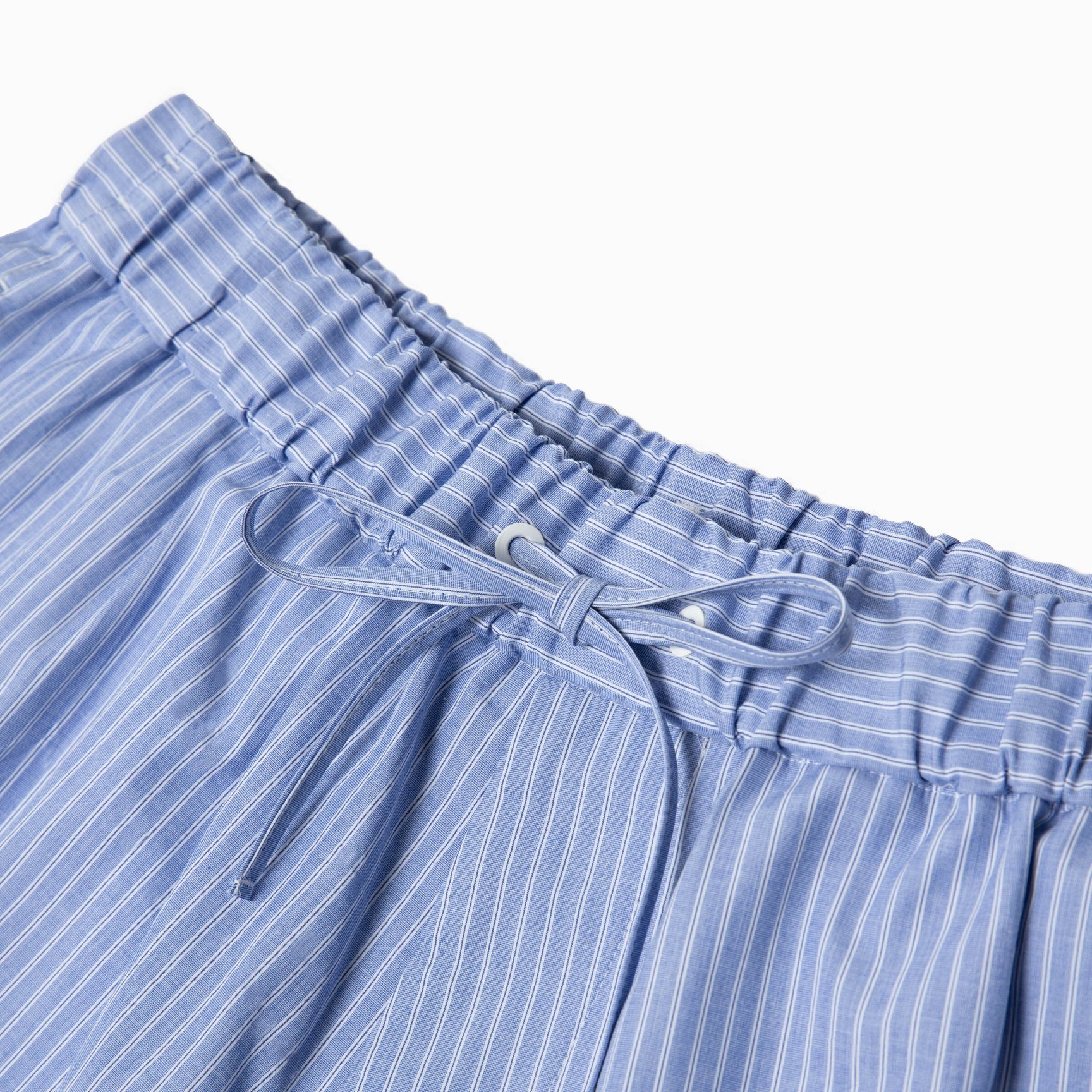 青ストライプのハーフパンツのウエスト部分