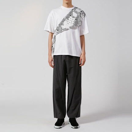 ヨシオクボの黒のツイルワイドパンツを履いたモデル