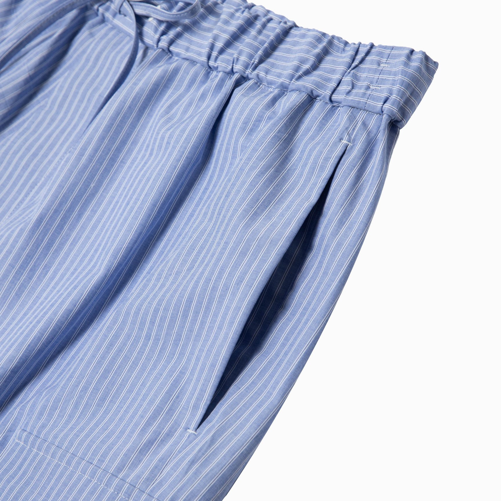 青ストライプのハーフパンツのサイドポケット