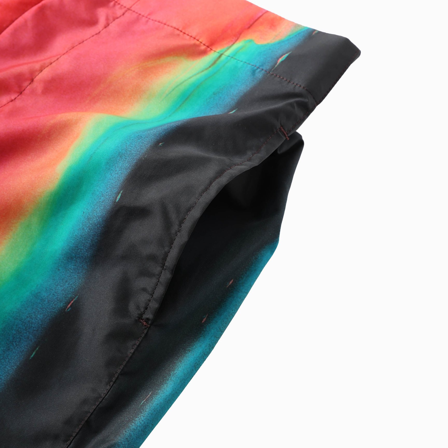 鮮やかな柄のショートパンツのサイドポケット