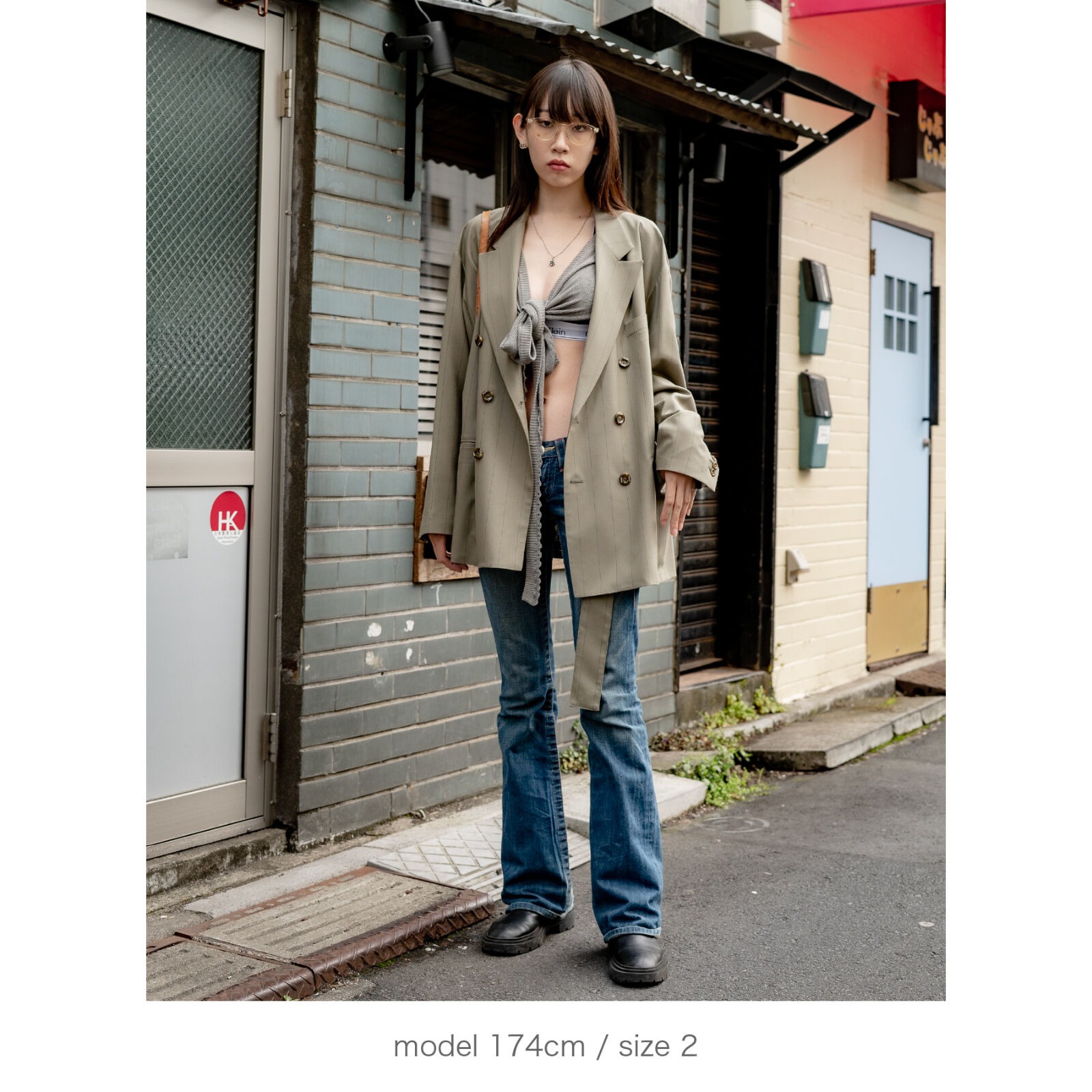モスグリーンのワブルジャケットを着た女性モデル