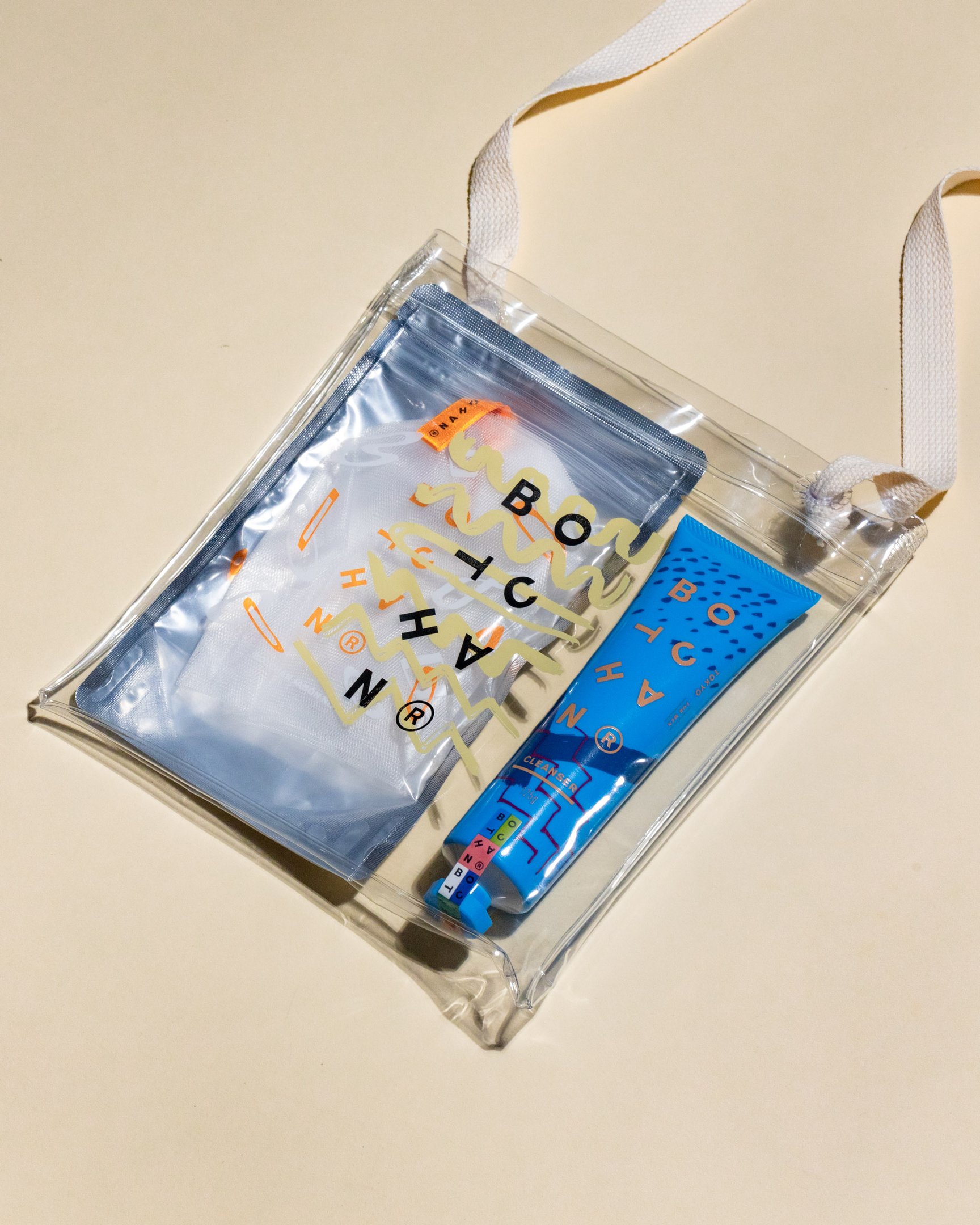 ボッチャンのスキンケアセットが入ったサコッシュ