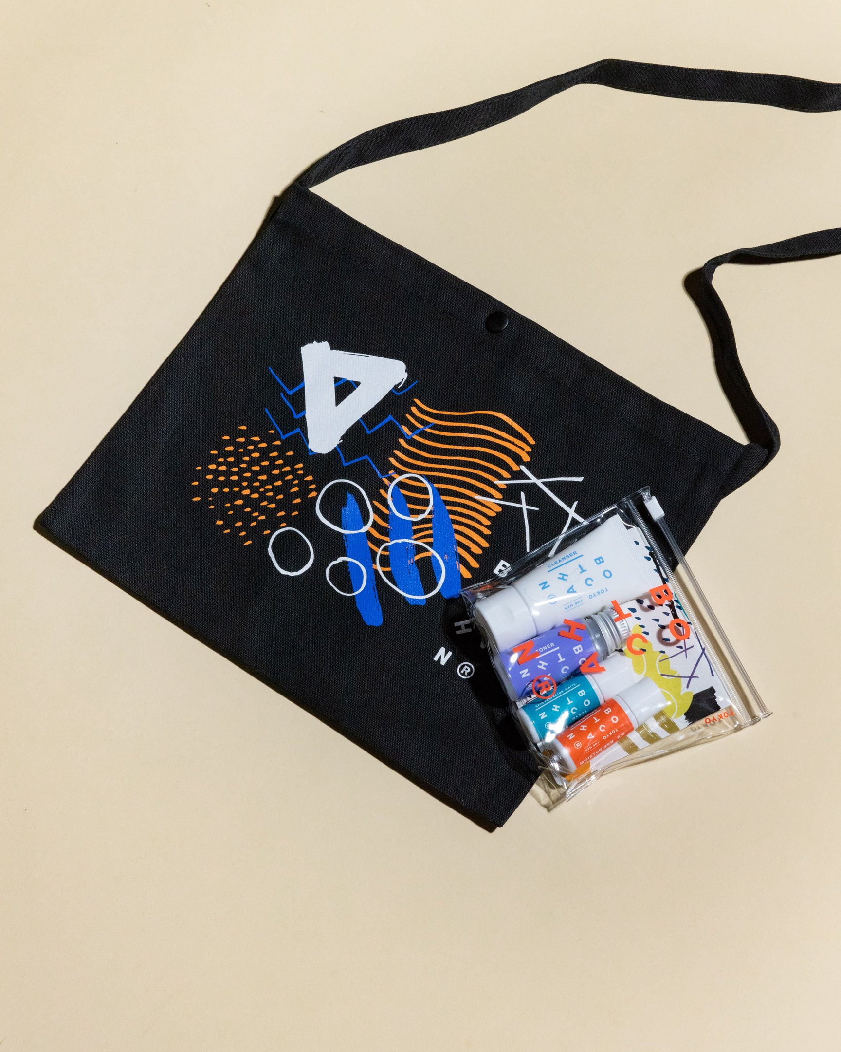 ボッチャンのスキンケアセットが入ったサコッシュ