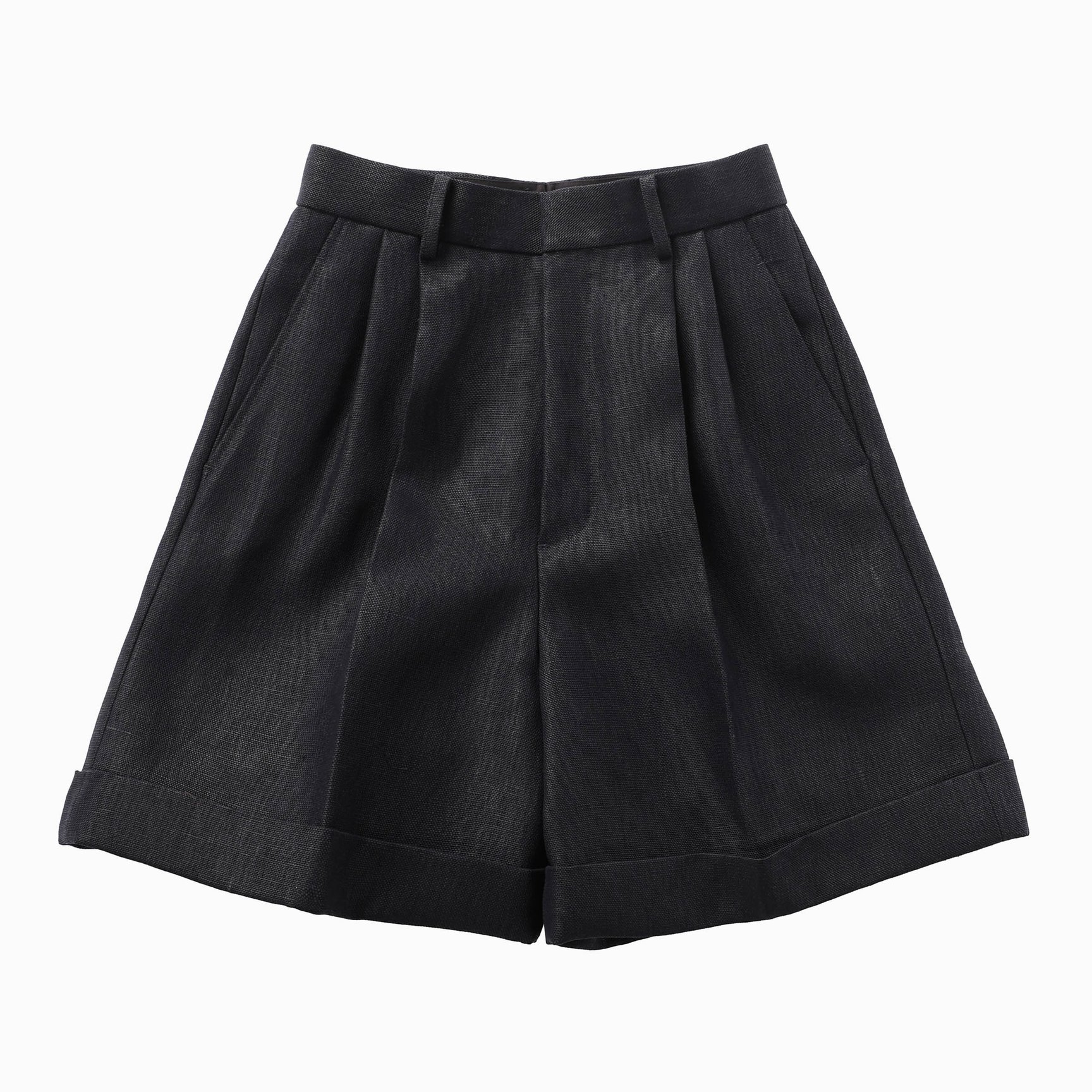 ブラックのツータックショートパンツ