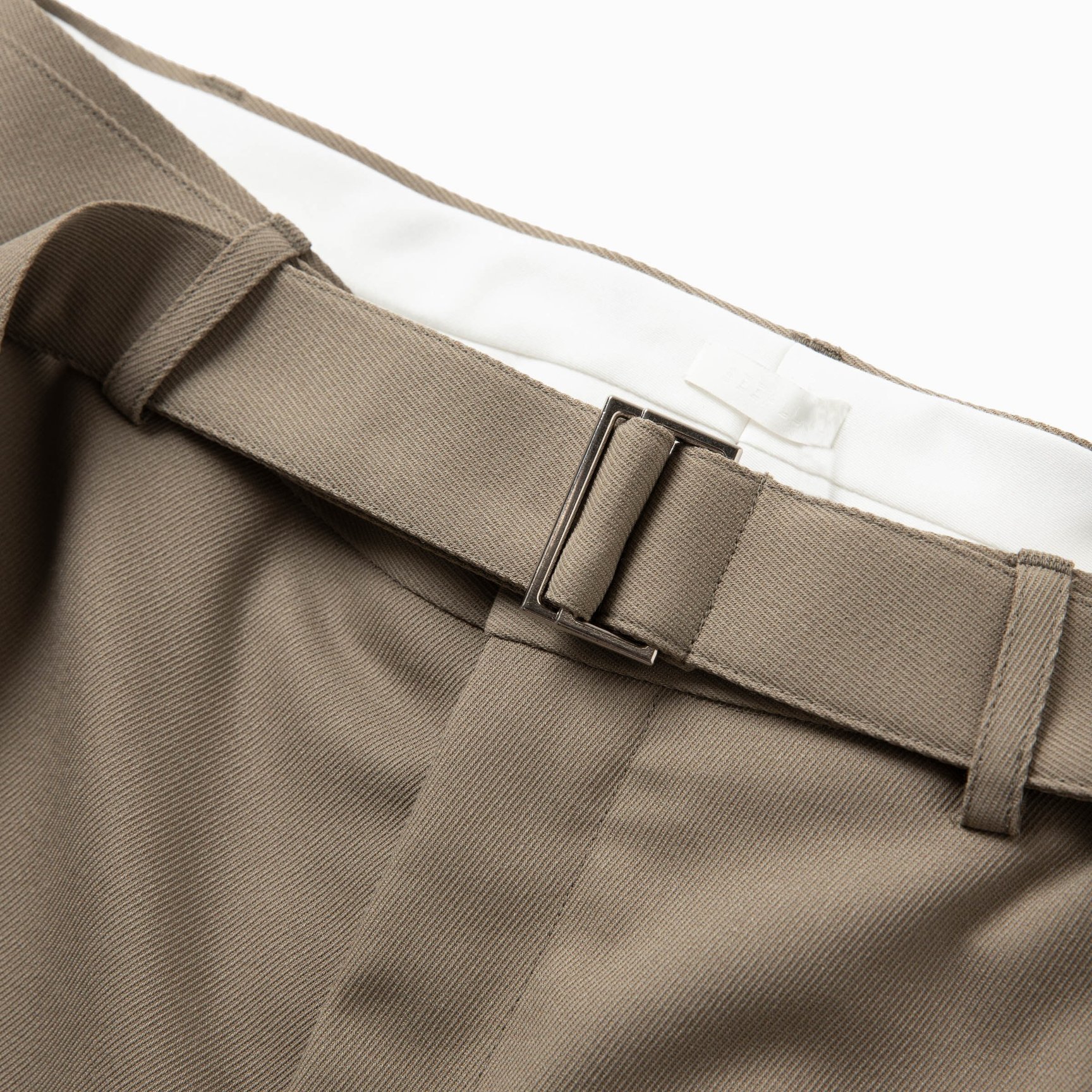 ベージュのビッグショーツのベルト部分