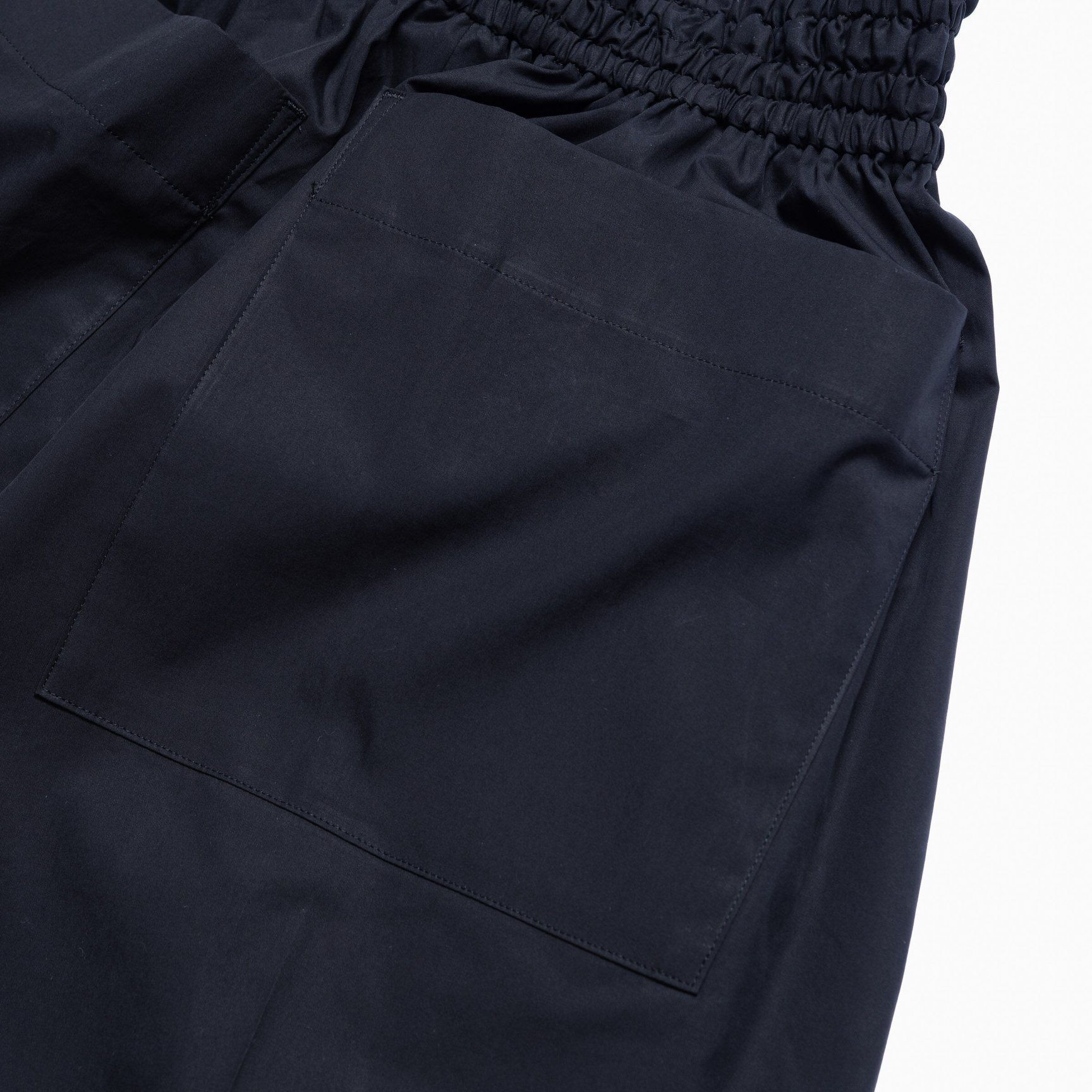 ブラックのファインコットンツイルショーツのバックポケット