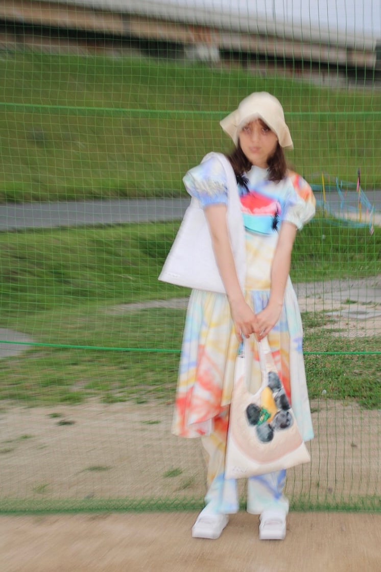 手描きイラストのアイテムを着用する女性