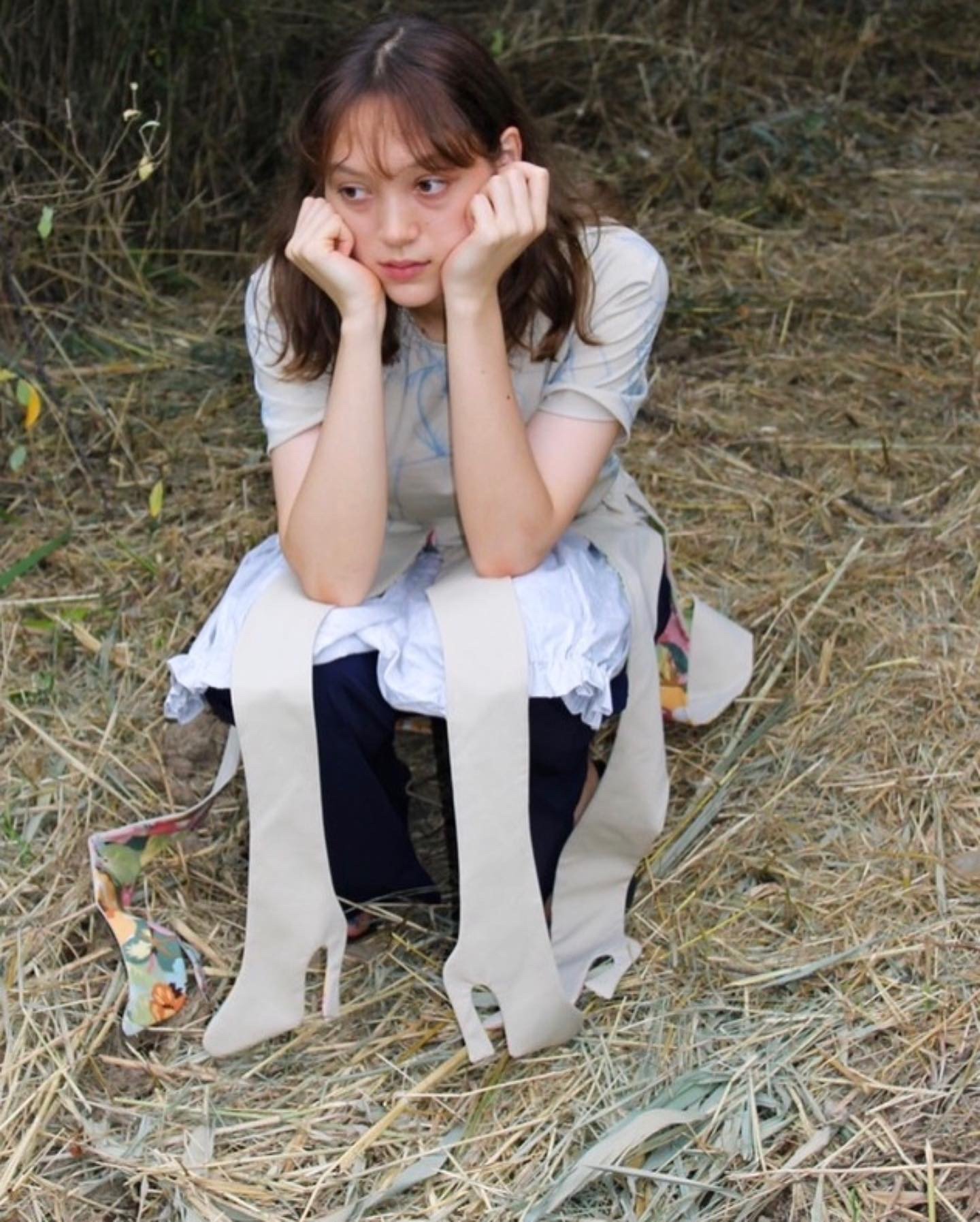 しゃがみこむ女性