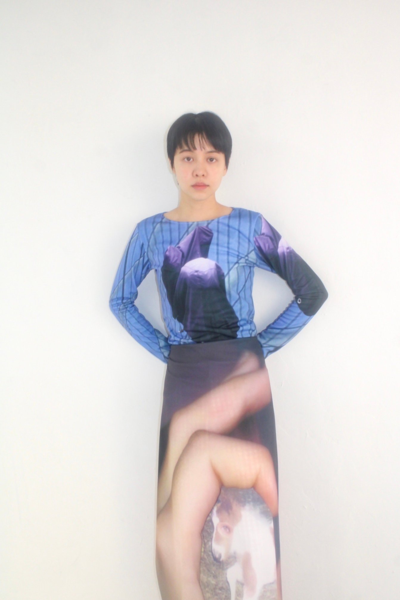 プリントアイテムを着用した女性