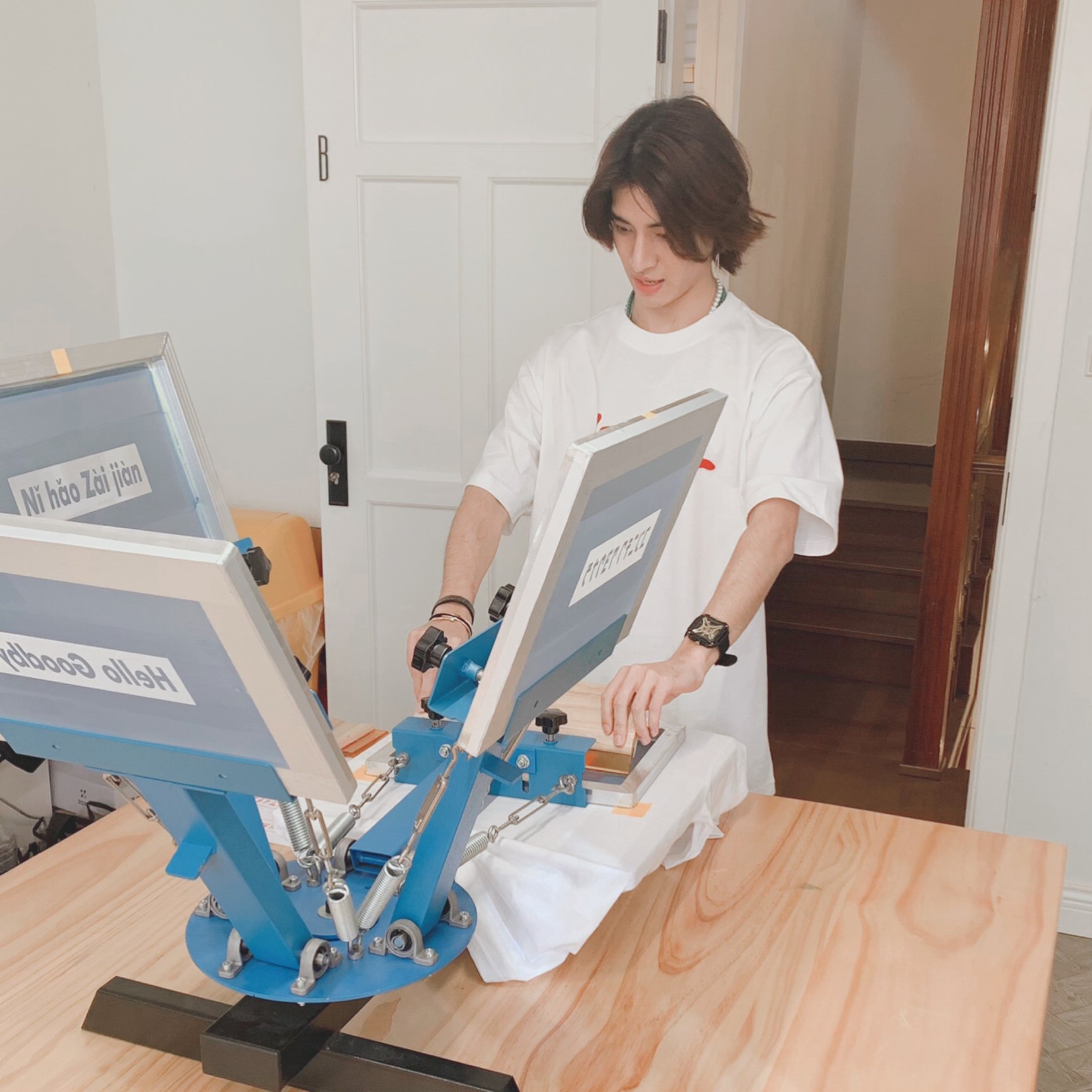 シルクスクリーンを体験する羽生田挙武さん