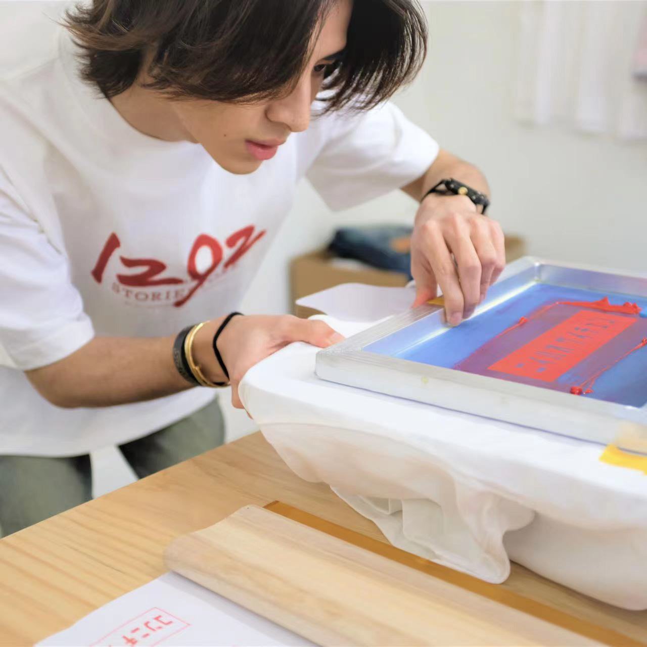 シルクスクリーンを体験する羽生田挙武さん