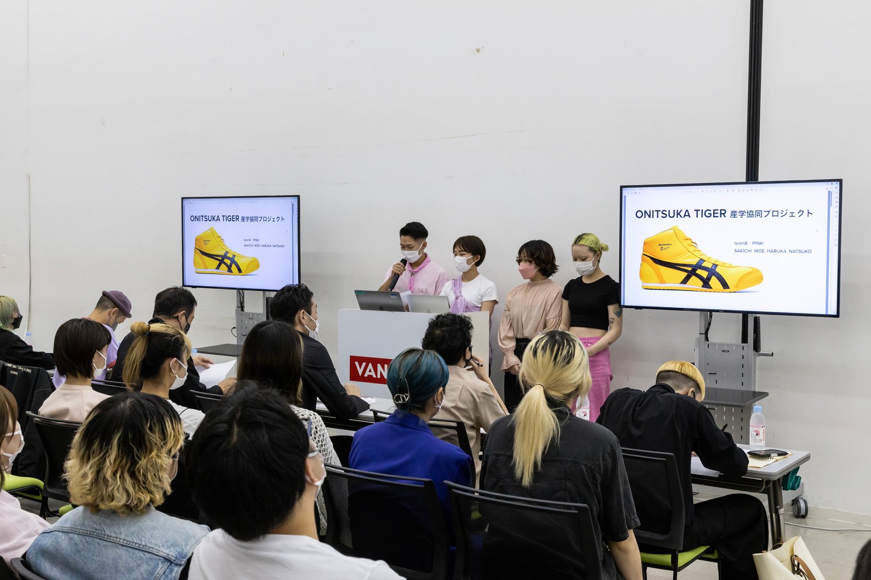 オニツカタイガーとバンタンデザイン研究所による「コラボレーションワークプロジェクト・セッションワーク2022」のプレゼンテーションの様子