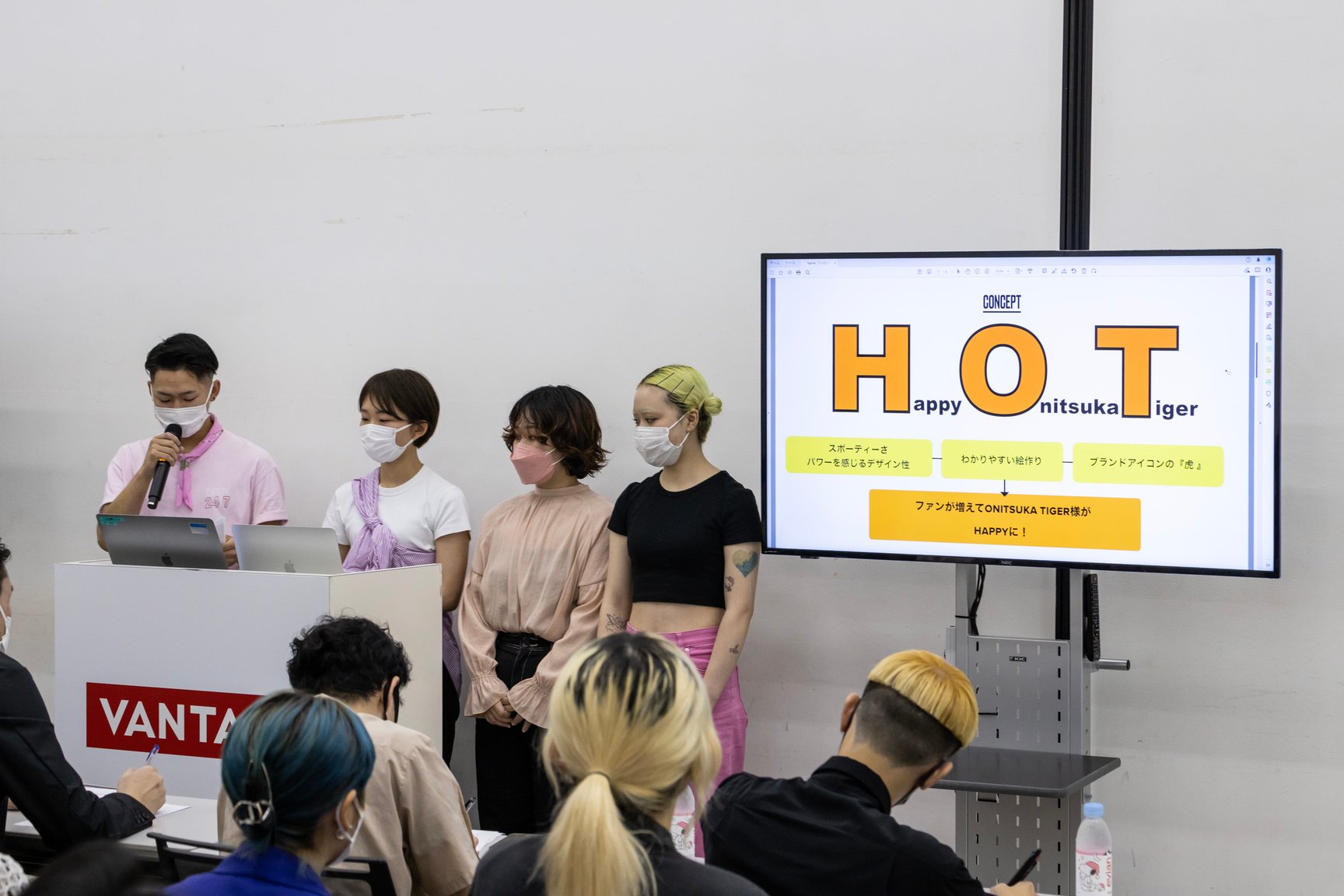 オニツカタイガーとバンタンデザイン研究所による「コラボレーションワークプロジェクト・セッションワーク2022」のプレゼンテーションの様子