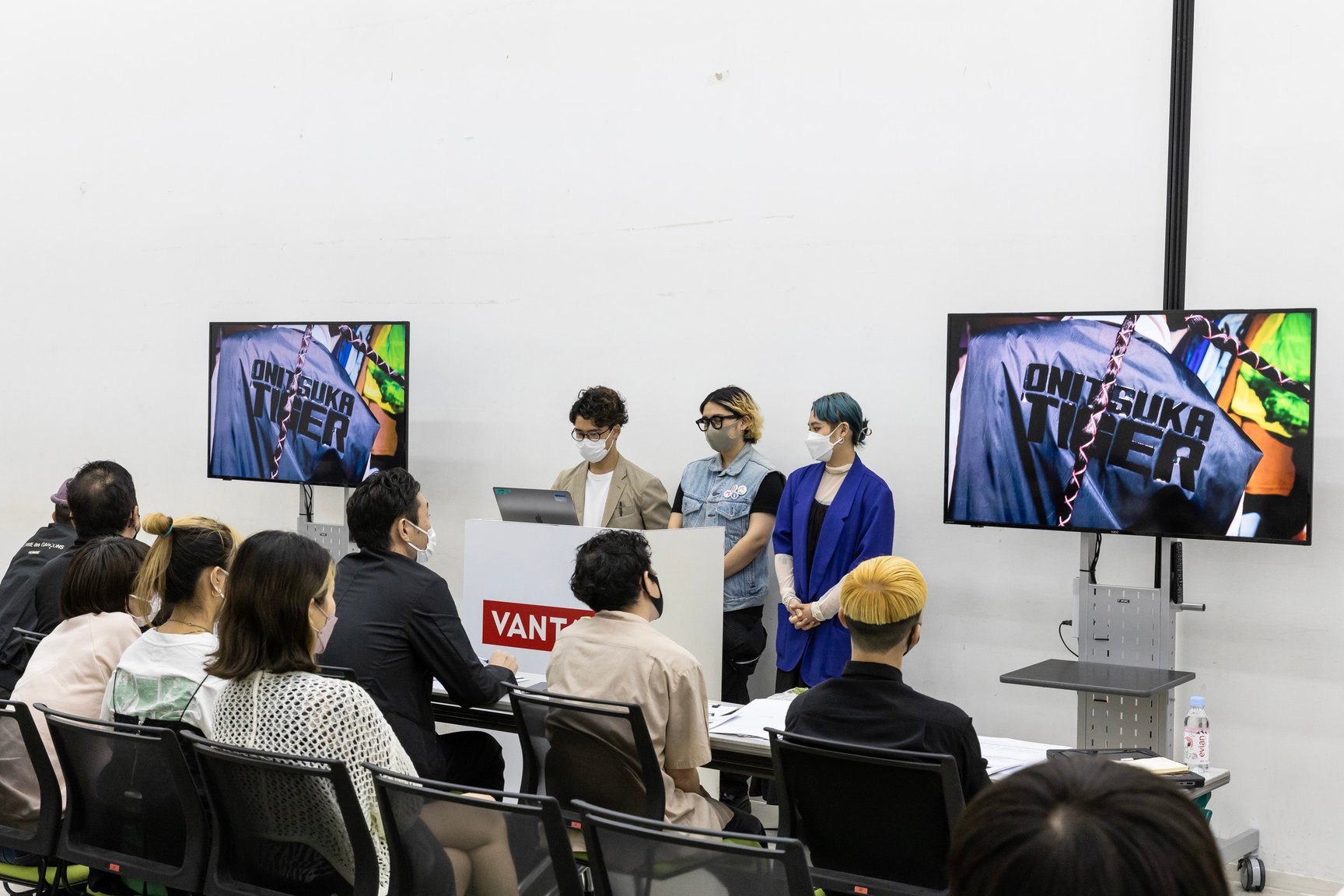 オニツカタイガーとバンタンデザイン研究所による「コラボレーションワークプロジェクト・セッションワーク2022」のプレゼンテーションの様子