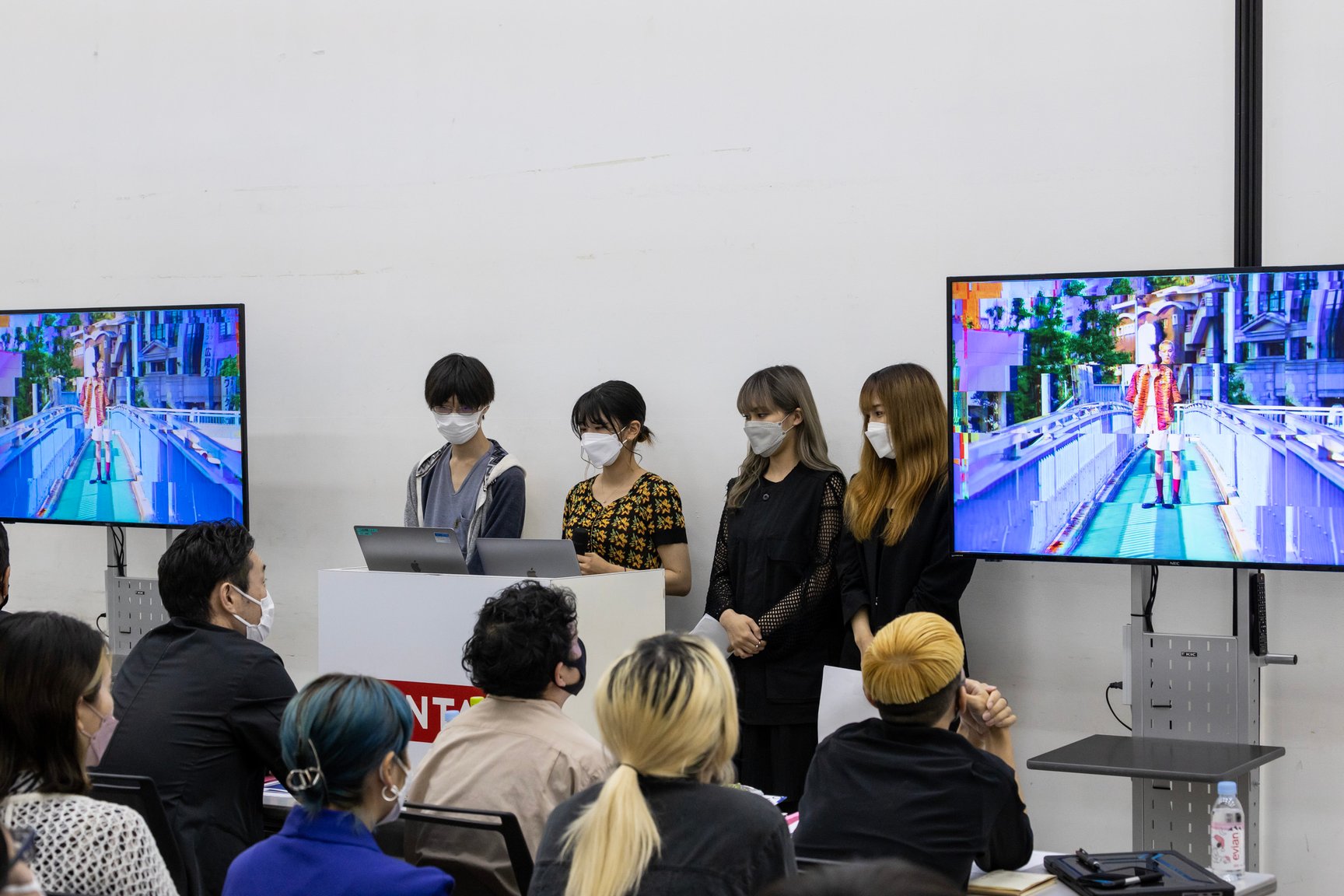 オニツカタイガーとバンタンデザイン研究所による「コラボレーションワークプロジェクト・セッションワーク2022」のプレゼンテーションの様子