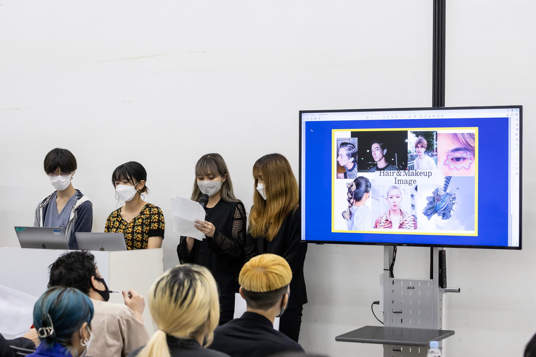 オニツカタイガーとバンタンデザイン研究所による「コラボレーションワークプロジェクト・セッションワーク2022」のプレゼンテーションの様子