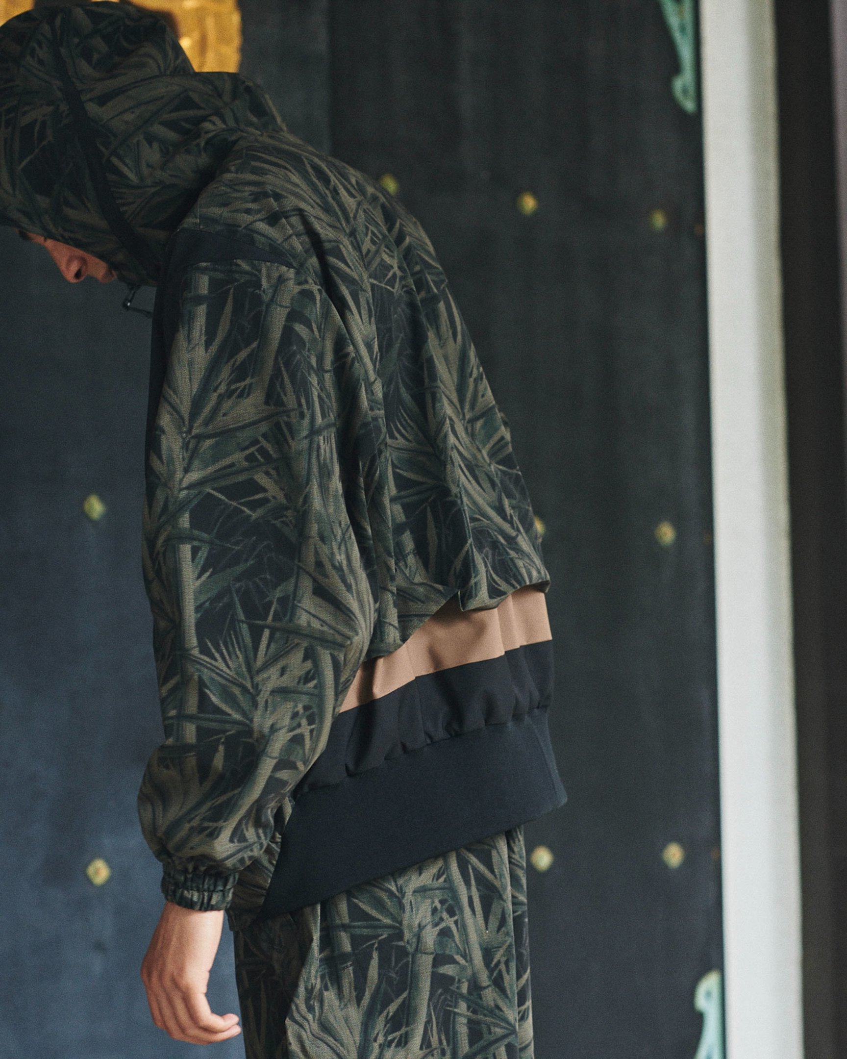 バンブー柄のセットアップを着たモデル