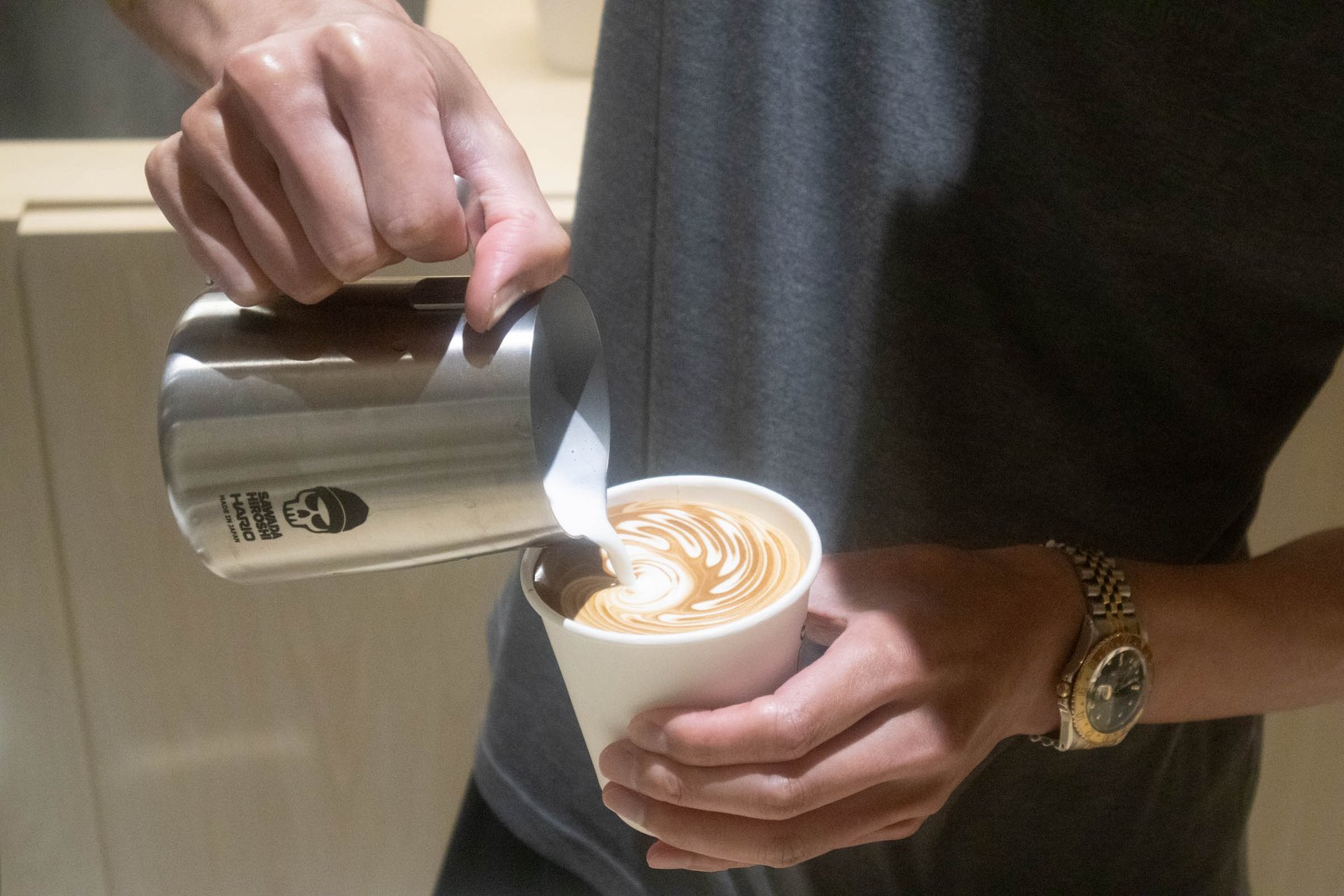 ハイプゴルフ旗艦店の1階のコーヒースタンド