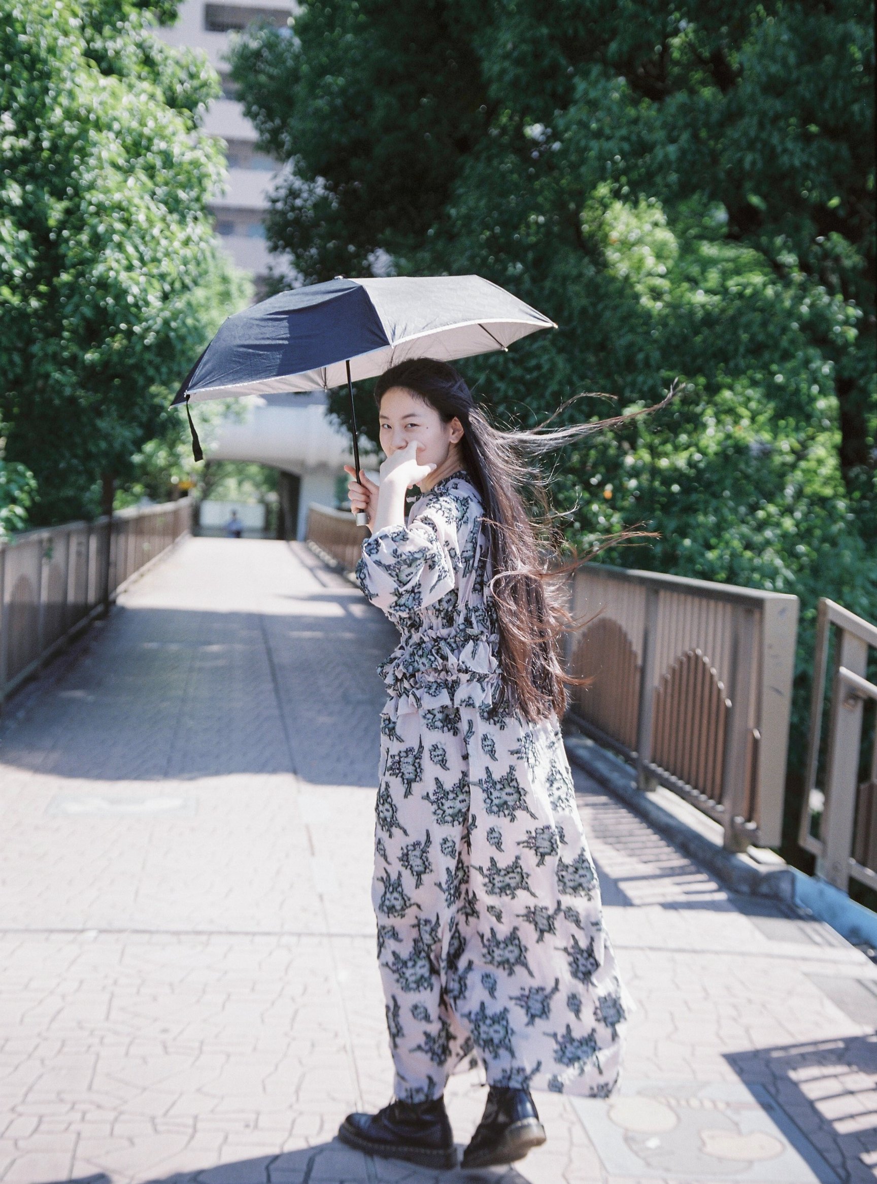 花柄のワンピースを纏った女性