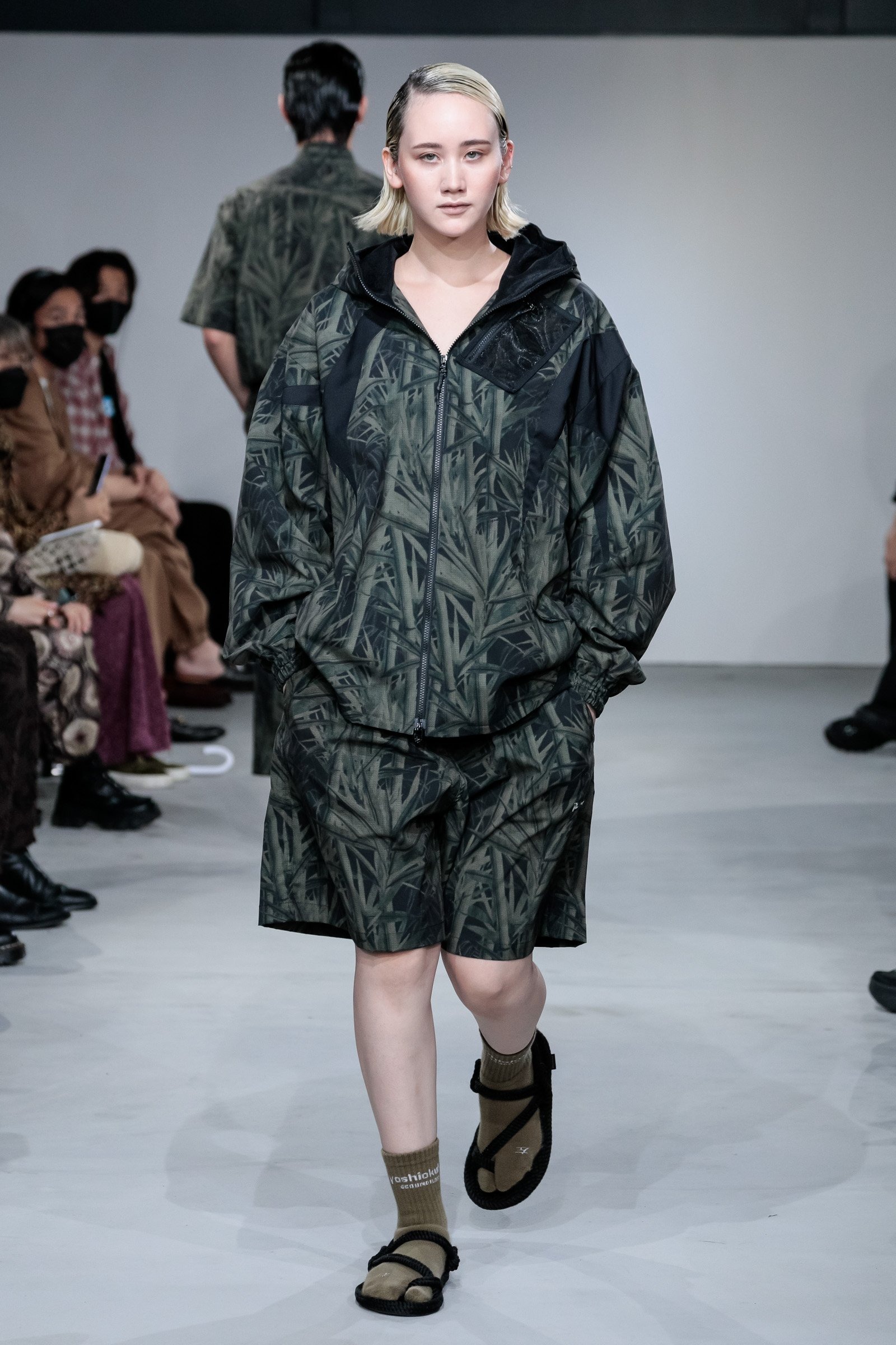 カーキのバンブーセットアップを着ている女性モデル