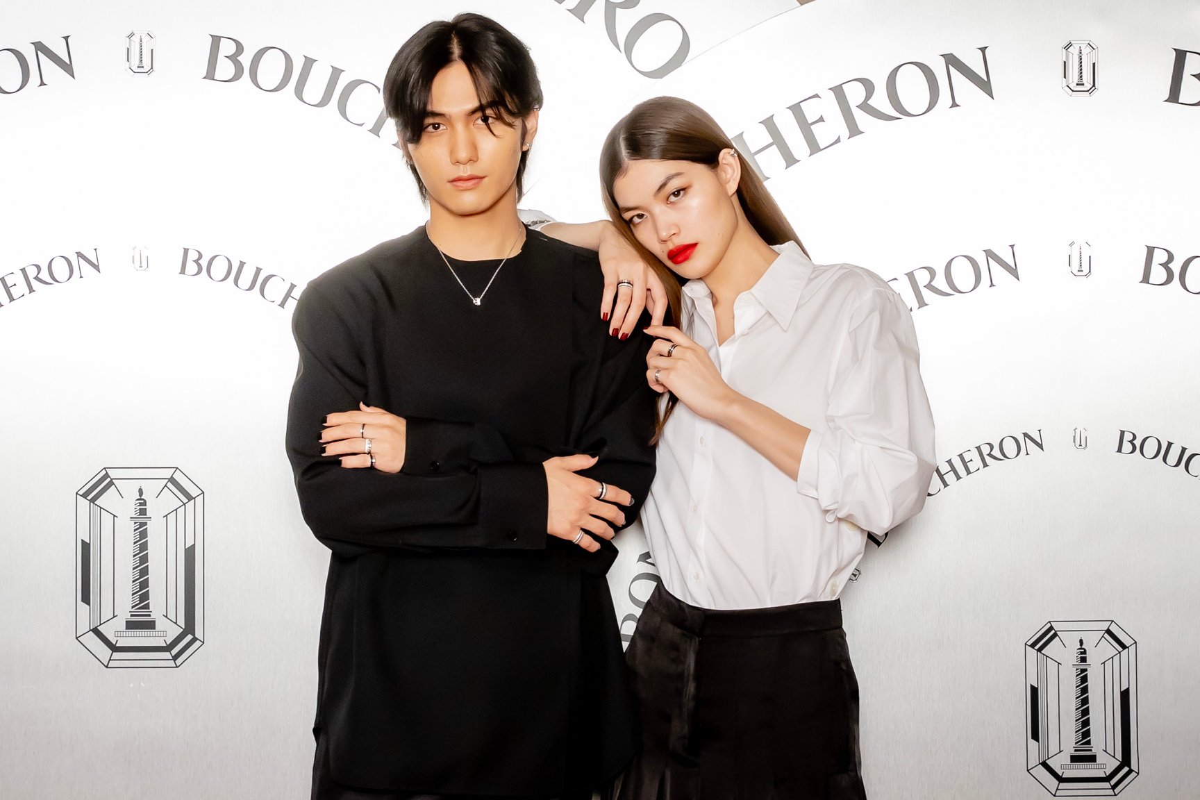 「キャトル」ブラックを着用した大平修蔵と福士リナ