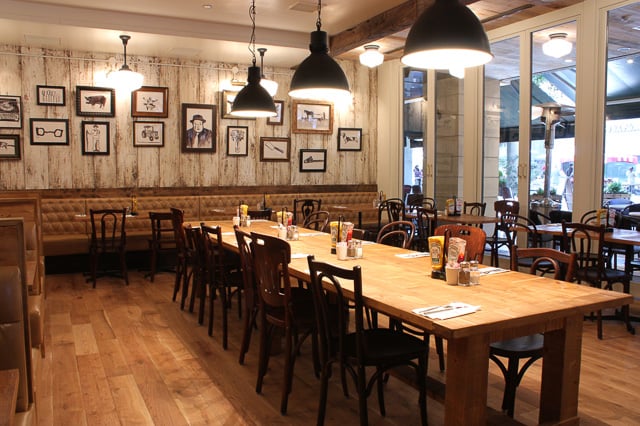 「Bubby's アークヒルズ」の内観