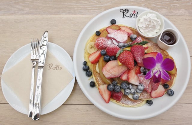 フルーツが乗ったカフェ・カイラのパンケーキ