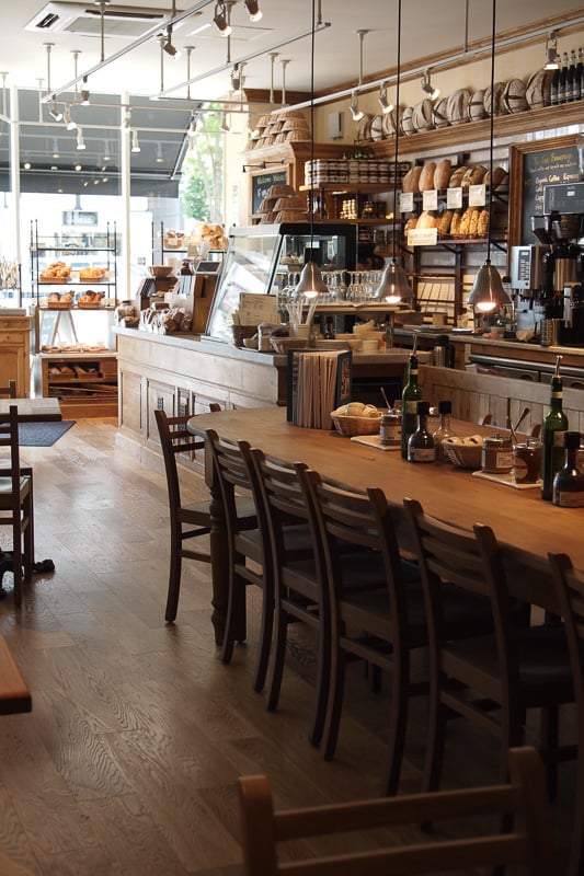 青山のカフェ「ル・パン・コティディアン」の内観