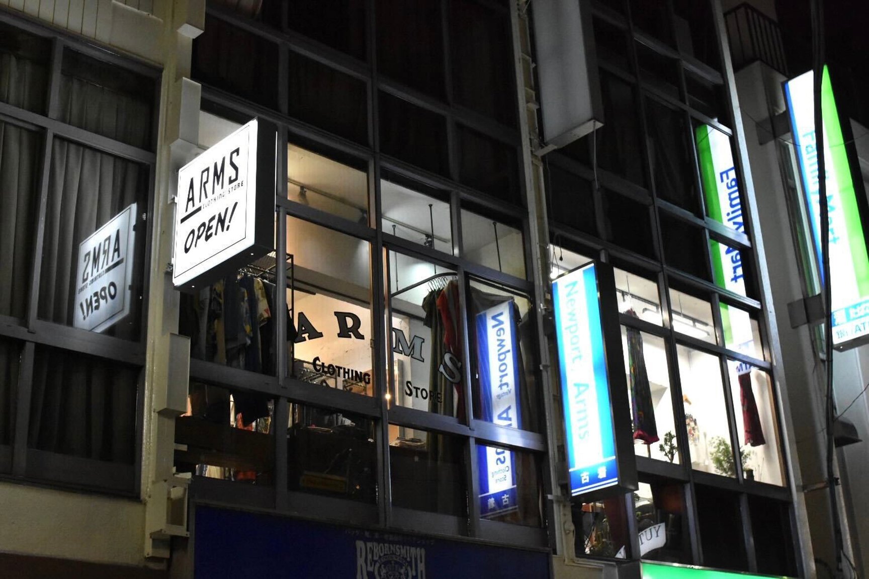 古着屋「ARMS CLOTHING STORE」の夜の外観