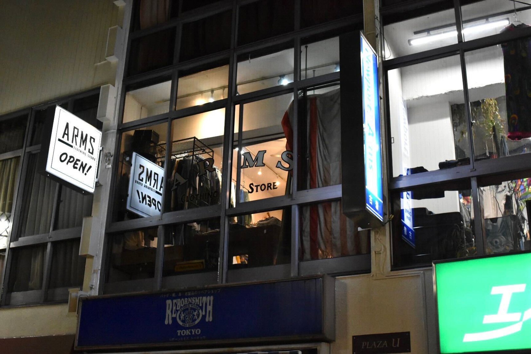 古着屋「ARMS CLOTHING STORE」の夜の外観