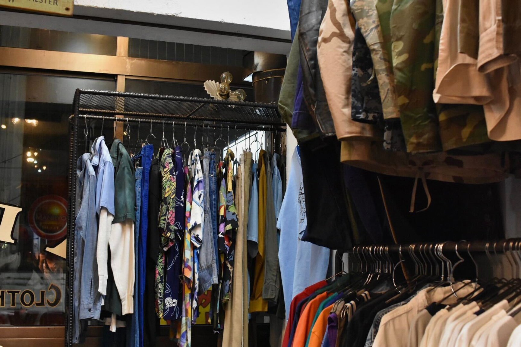 服が並んでいる古着屋「ARMS CLOTHING STORE」の店内