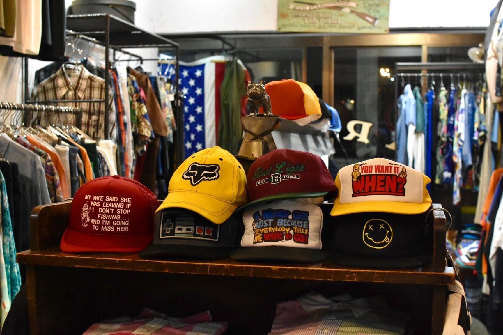 服が並んでいる古着屋「ARMS CLOTHING STORE」の店内