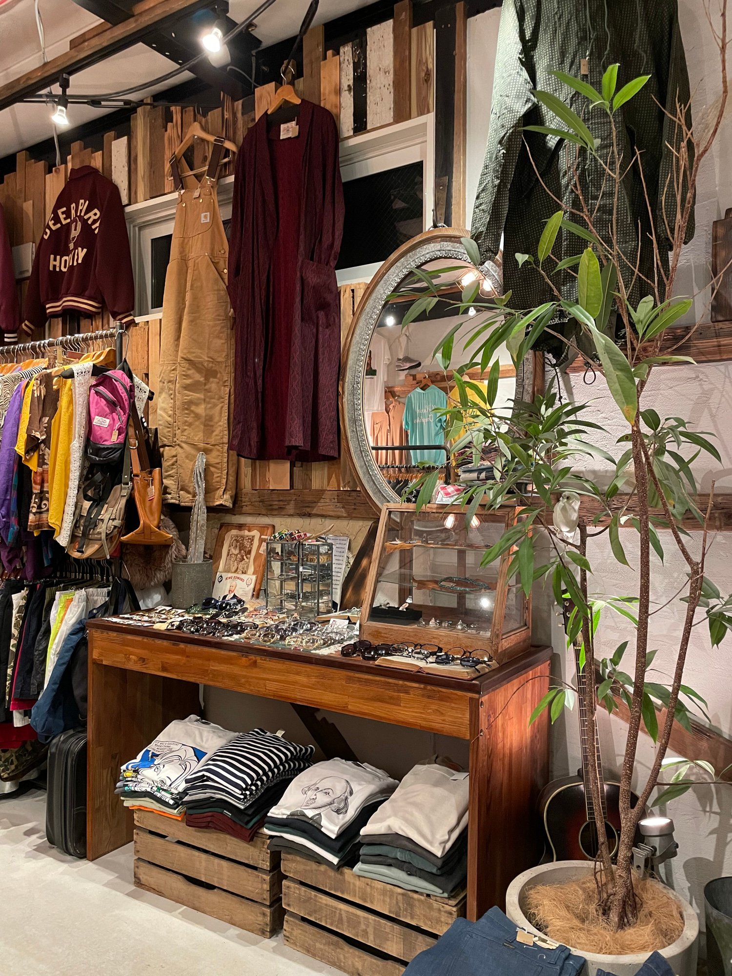 服が並んでいる古着屋「m」の店内