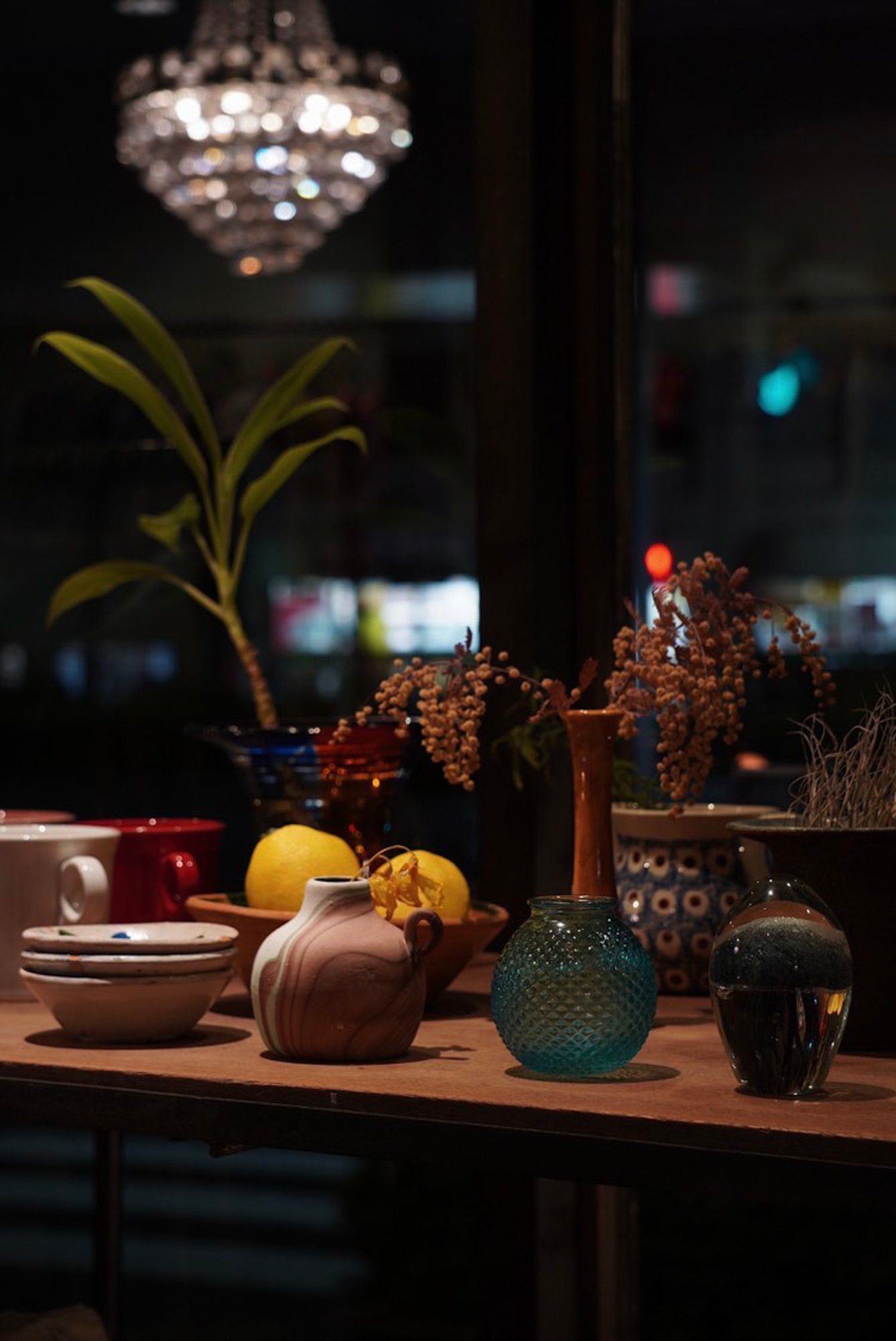 陶器が並んでいる古着屋「Tam」の店内