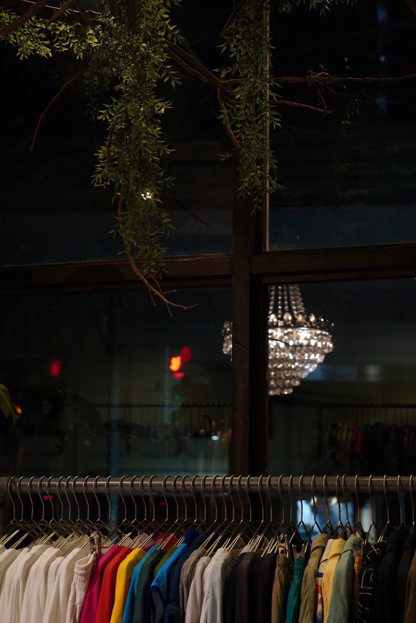 服が並んでいる古着屋「Tam」の店内