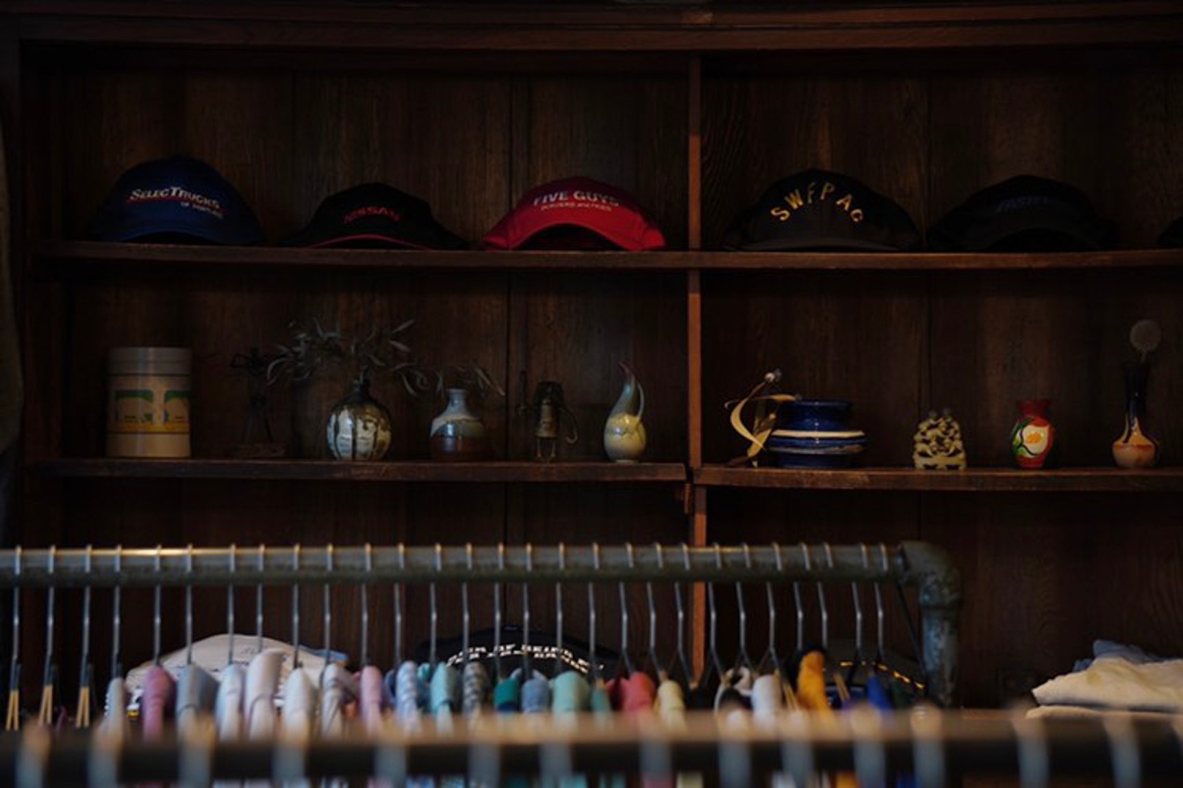 服が並んでいる古着屋「Tam」の店内