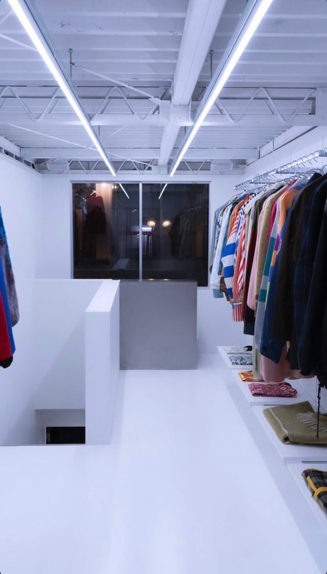 服が並んでいる古着屋「HIMSELF」の店内