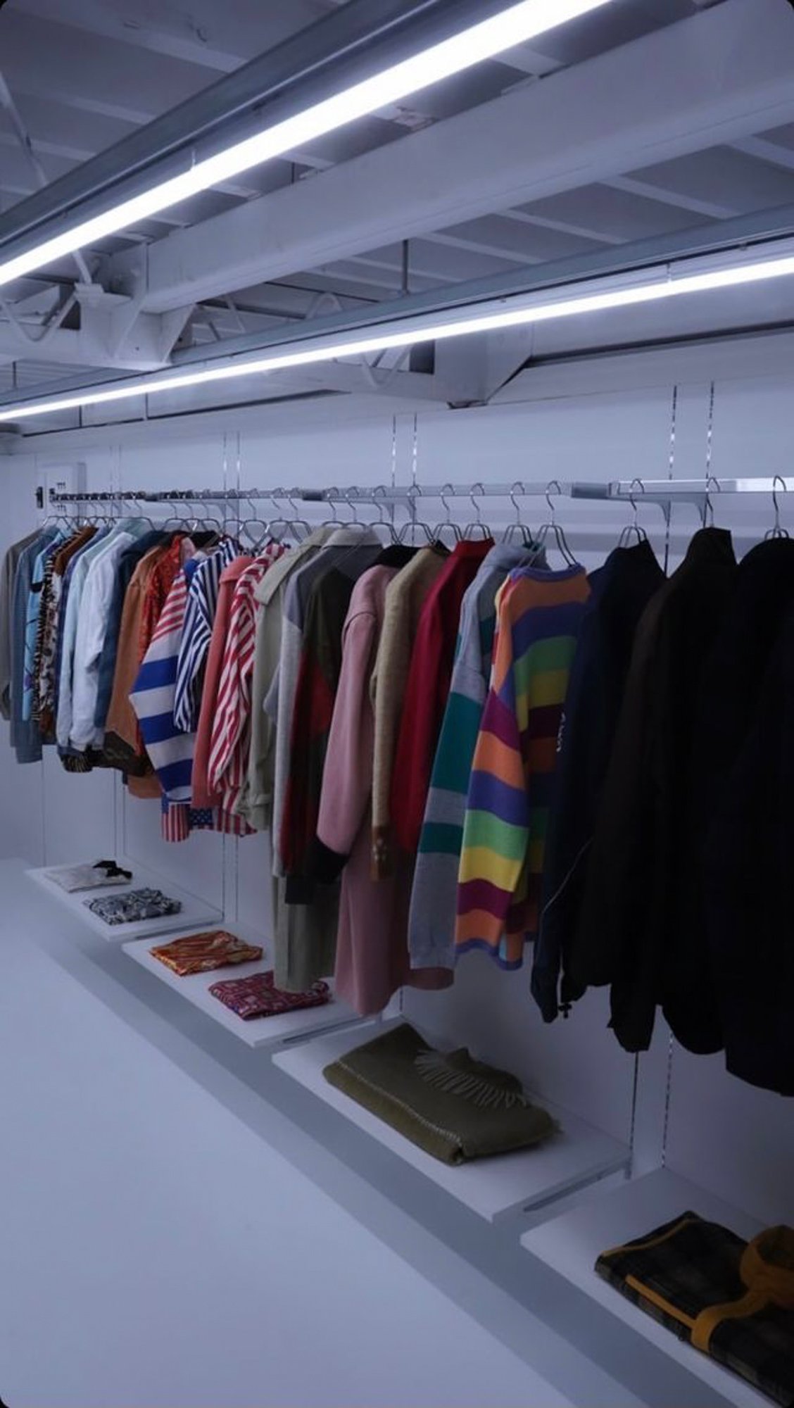 服が並んでいる古着屋「HIMSELF」の店内