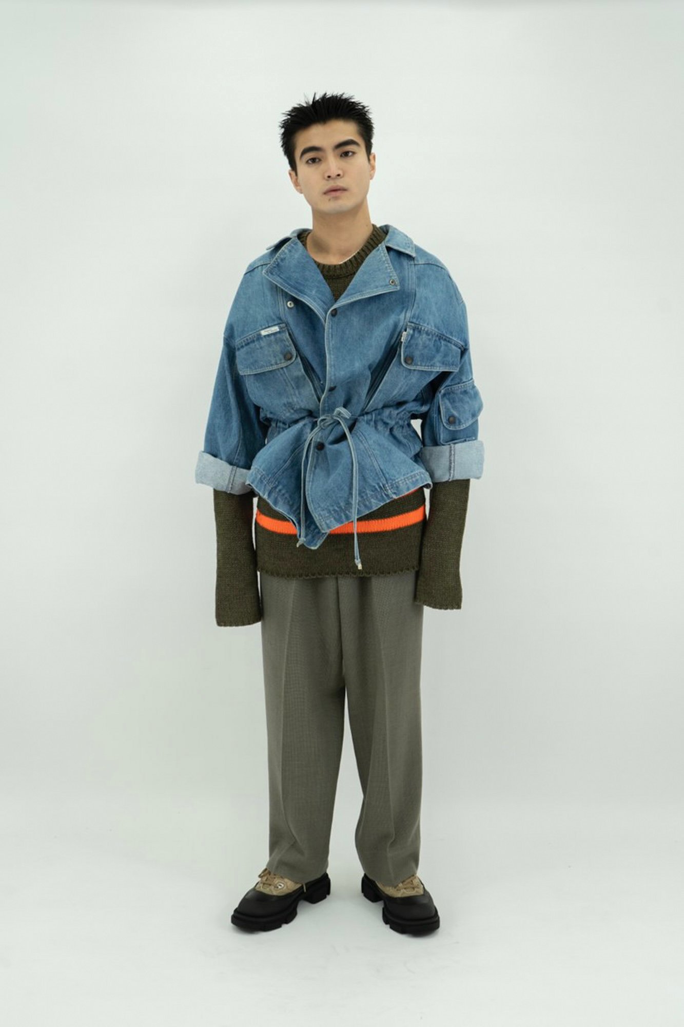 デニムのジャケットを着た男性