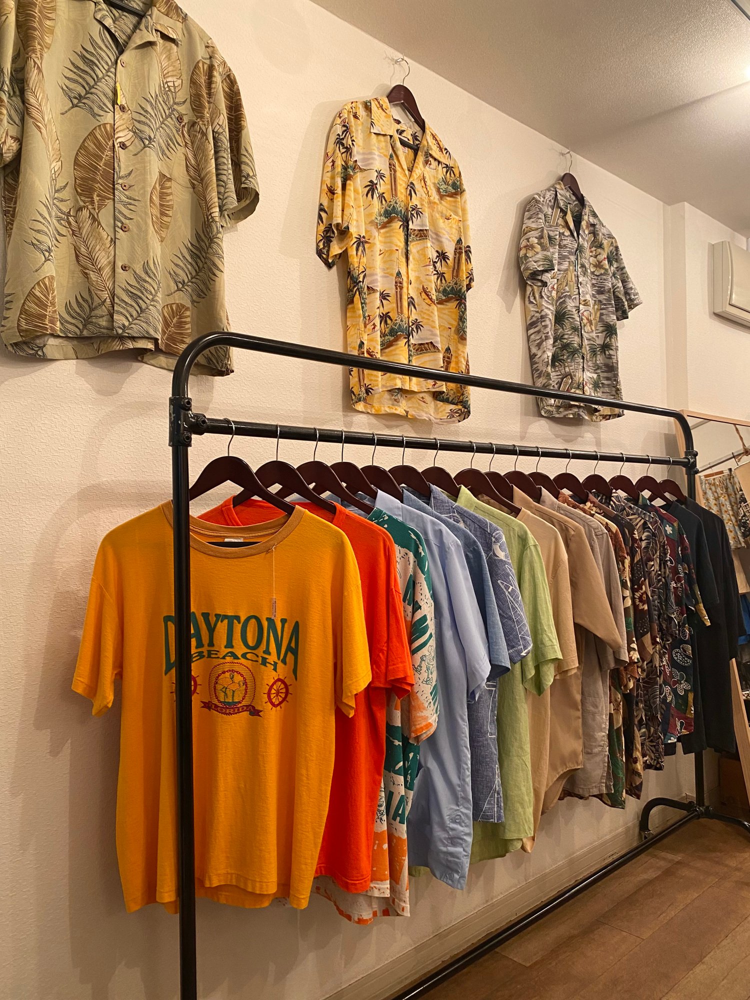 服が並んでいる古着屋「WILKO」の店内