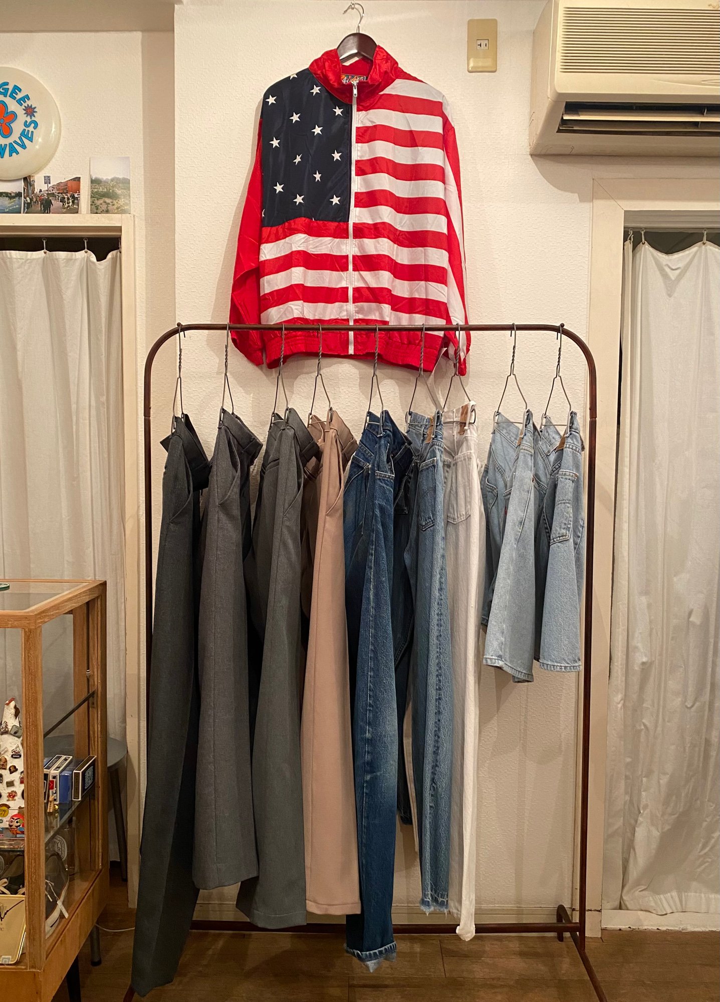 服が並んでいる古着屋「WILKO」の店内